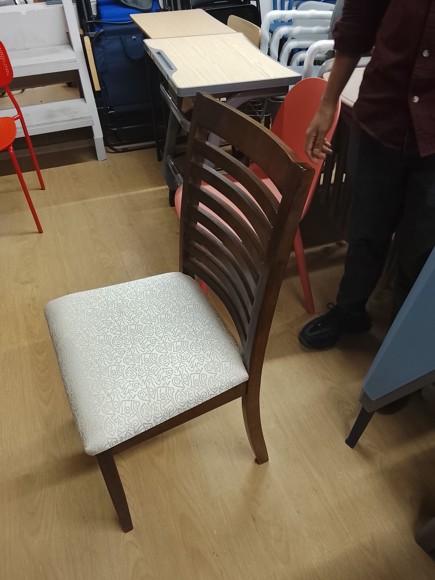 Table and chairs brand new  - Image 8