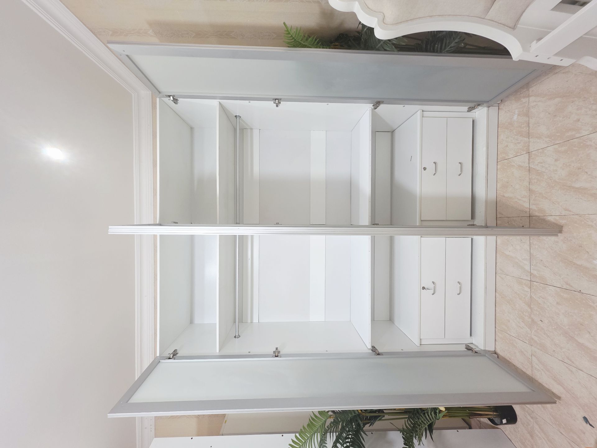  4 Door cabinet  - Image 6