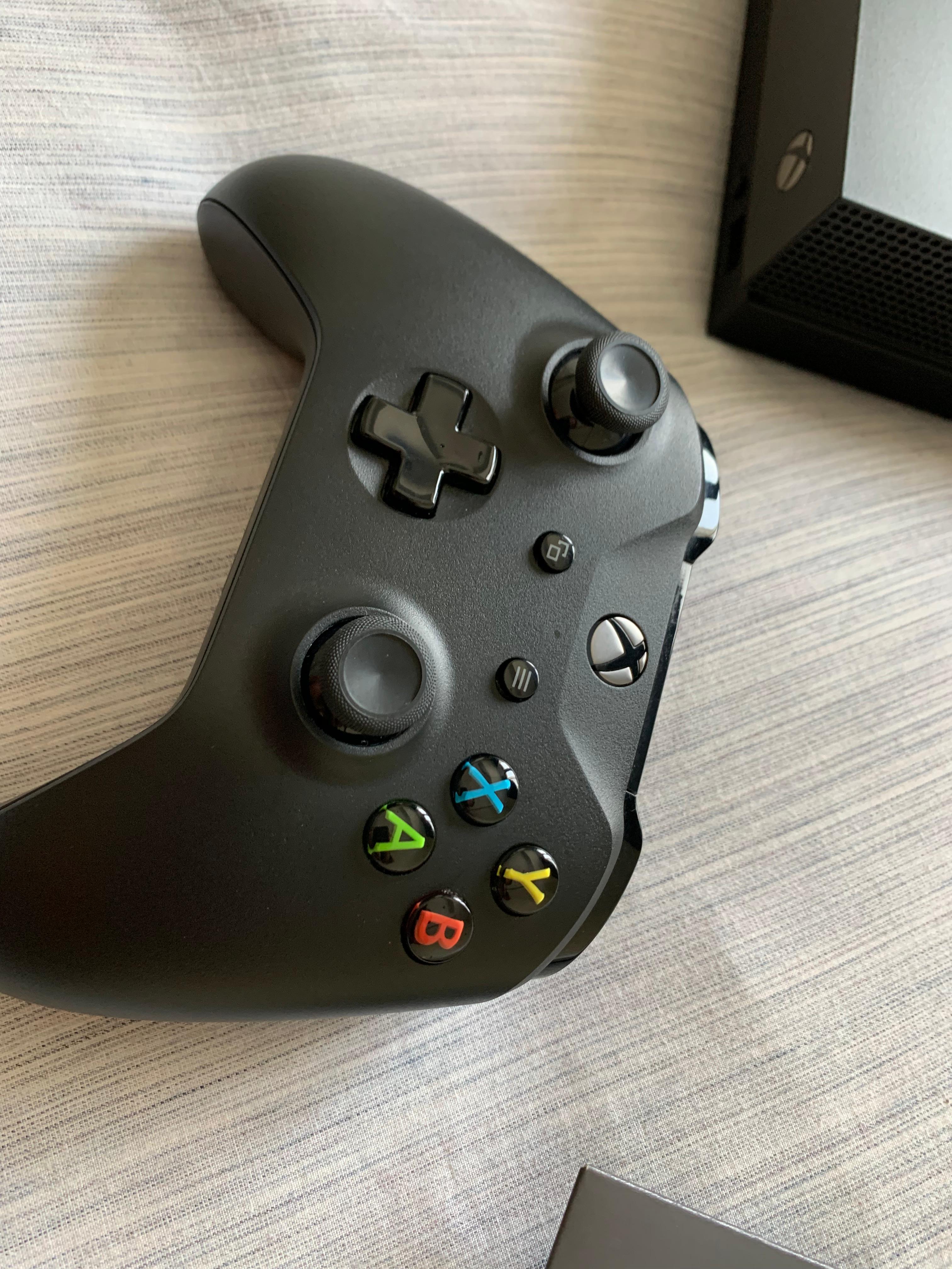 Xbox One X 1TB - بحالة ممتازة - مع ألعاب وعلبة - Image 4