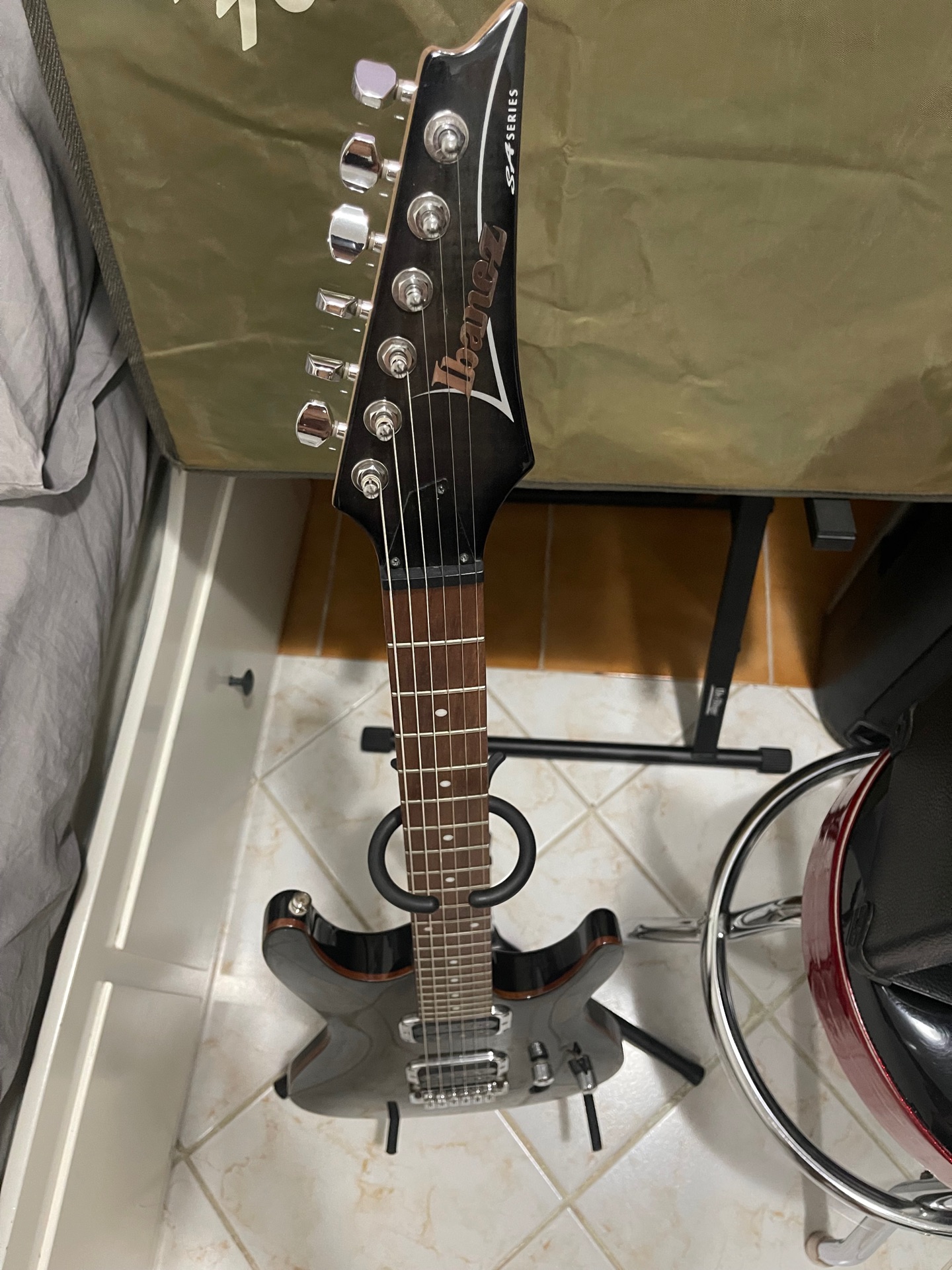 جيتار كهربائي من سلسلة Ibanez SA مع مضخم صوت ياماها مجاني وجيتار - Image 7