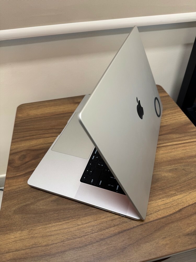 Apple M1 Max 16.2 inch - Image 2