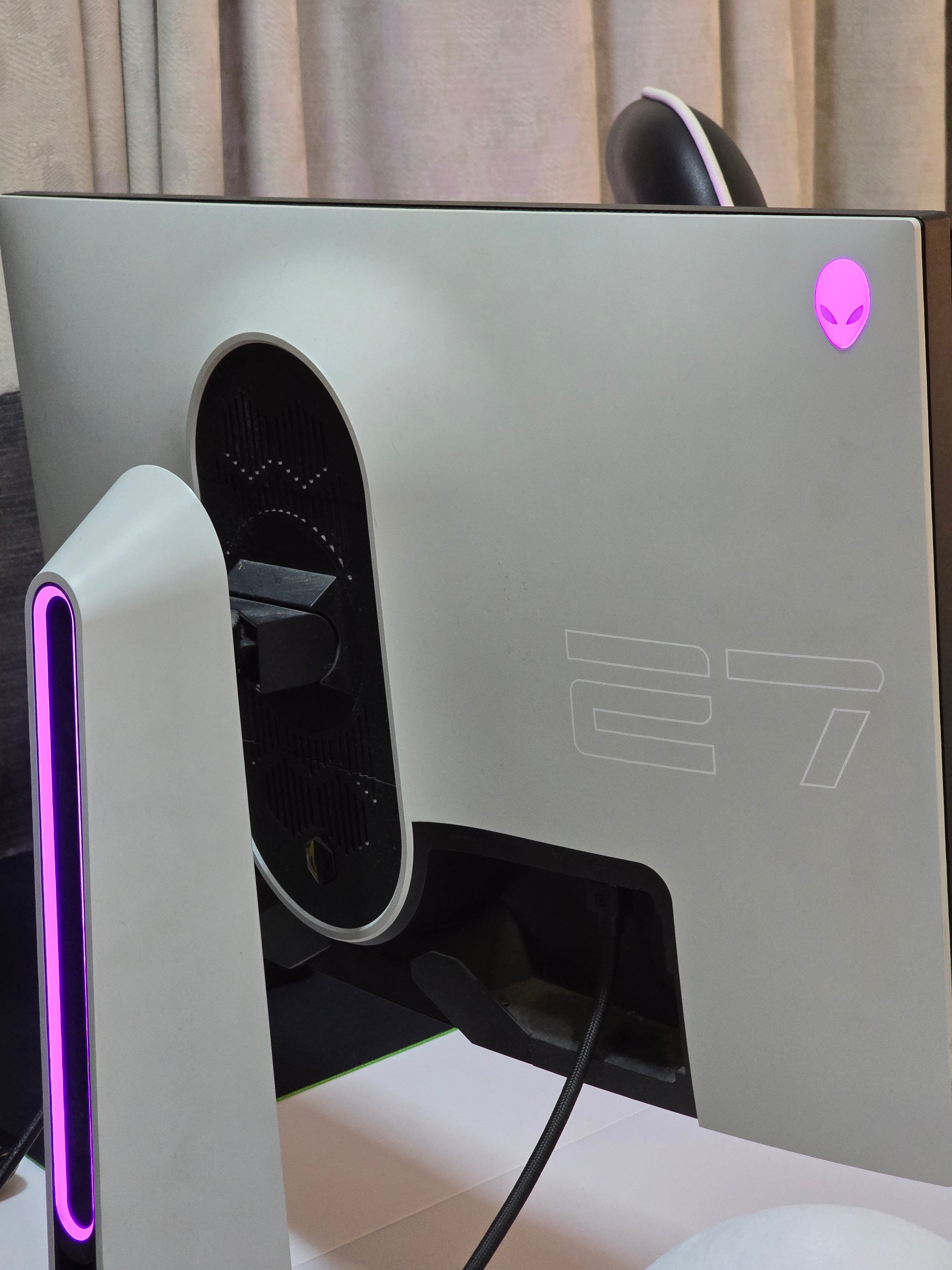 شاشة ألعاب Alienware AW2720HFA 240Hz — كابل DisplayPort 8K مجاني - Image 1