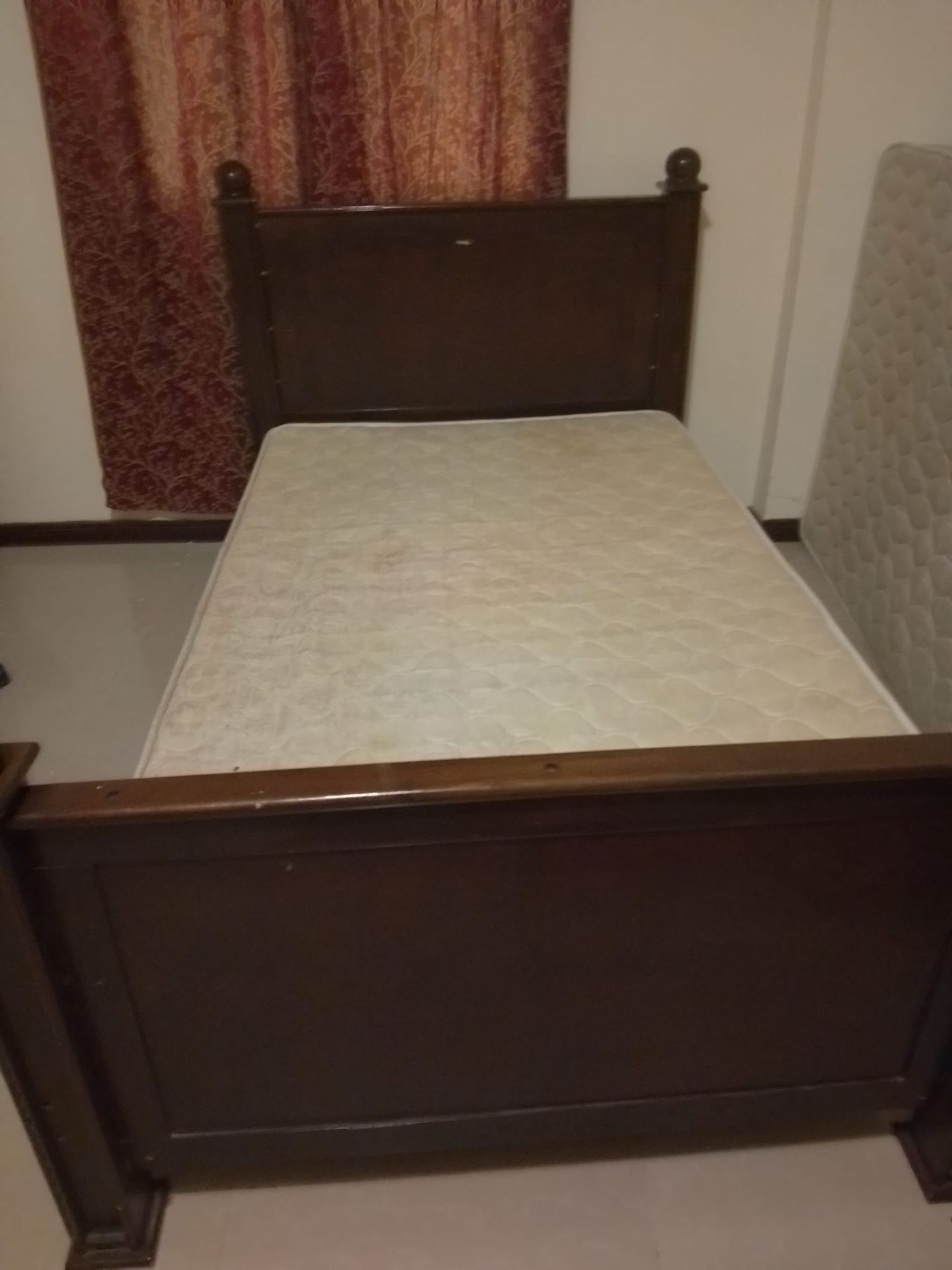 سرير خشبي مزدوج ومرتبة نوابض - Image 2