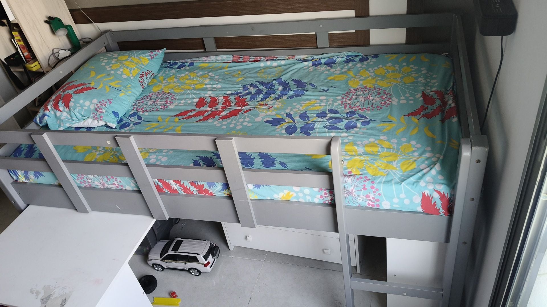 Kids bunk bed with sturdy table and bookshelf  - Image 4