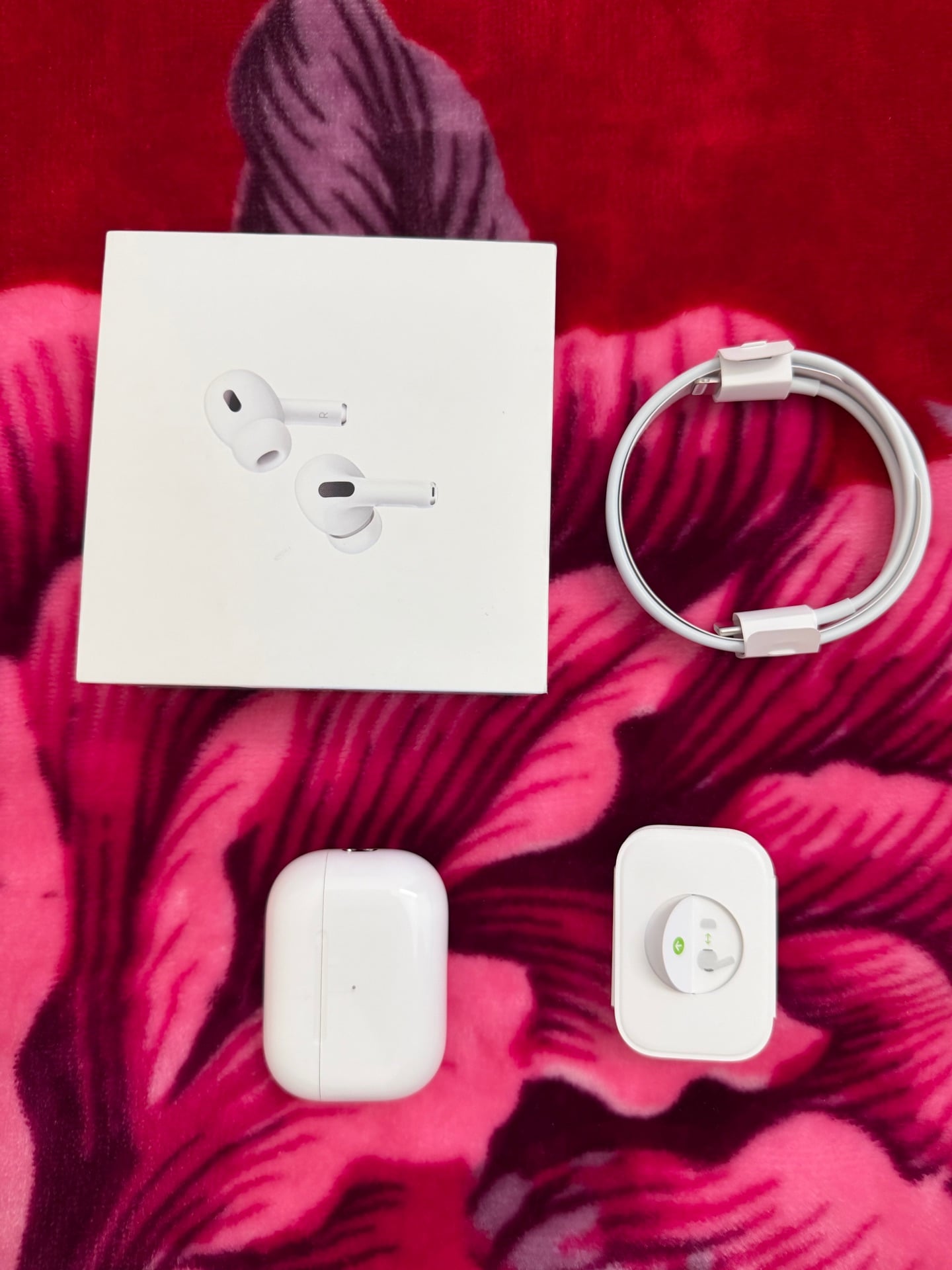 Apple AirPods Pro (2nd Generation) Wireless Charging - Excellent Condition - Image 6
