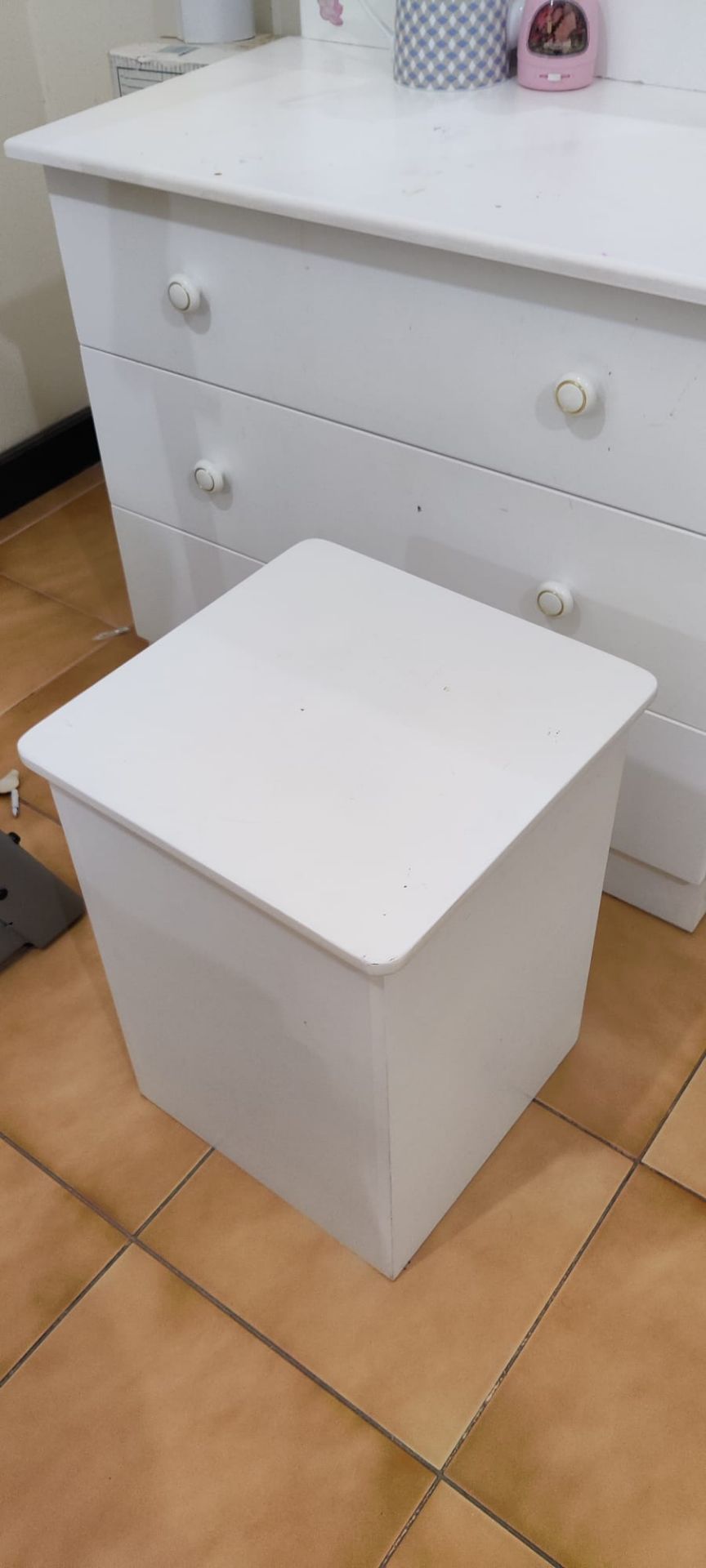 Bed, dresser with storage, 2 side tables and stool - Image 3