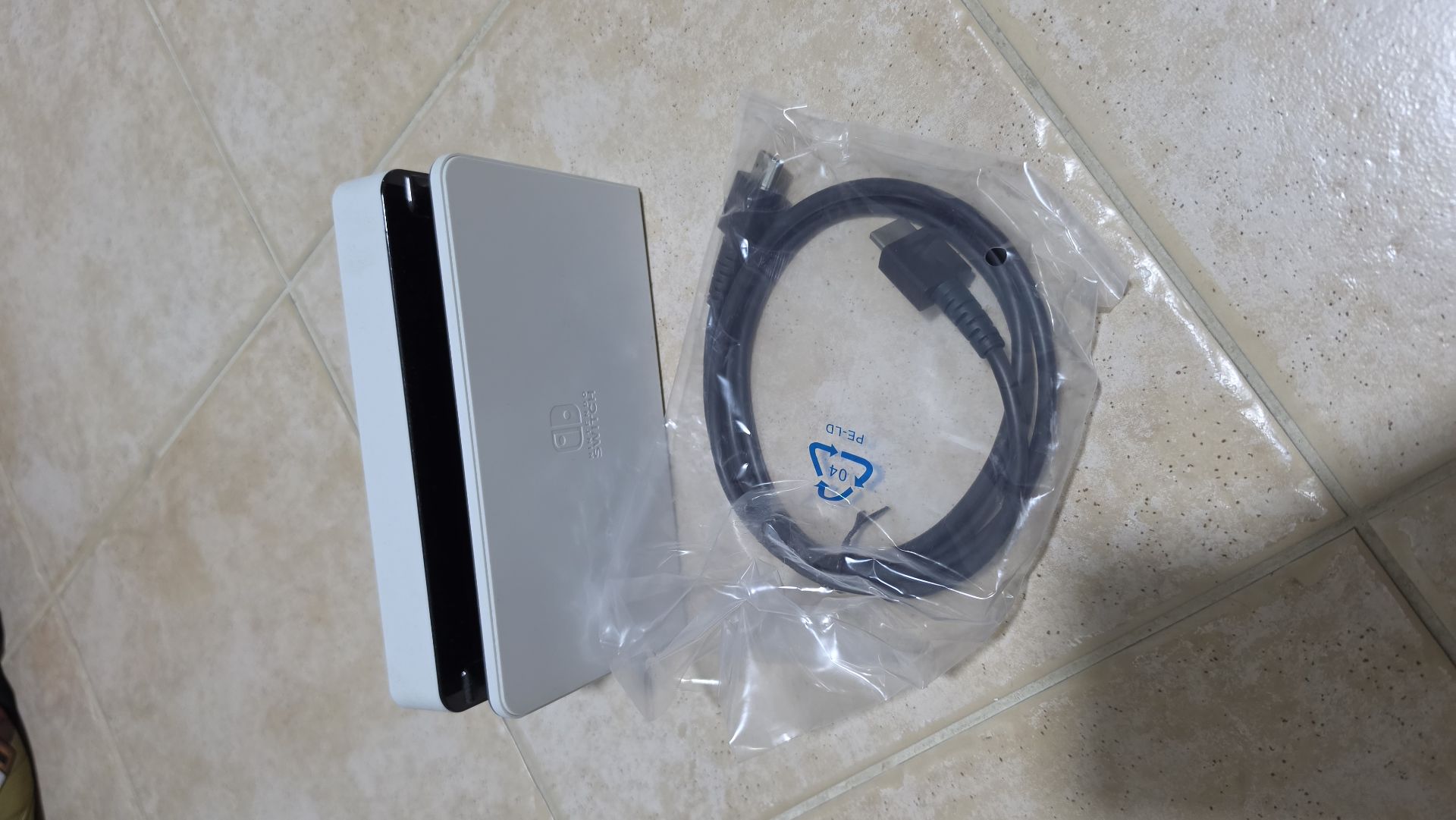 Nintendo switch 1 oled (console with dock ,box,and original accessories) - Image 6
