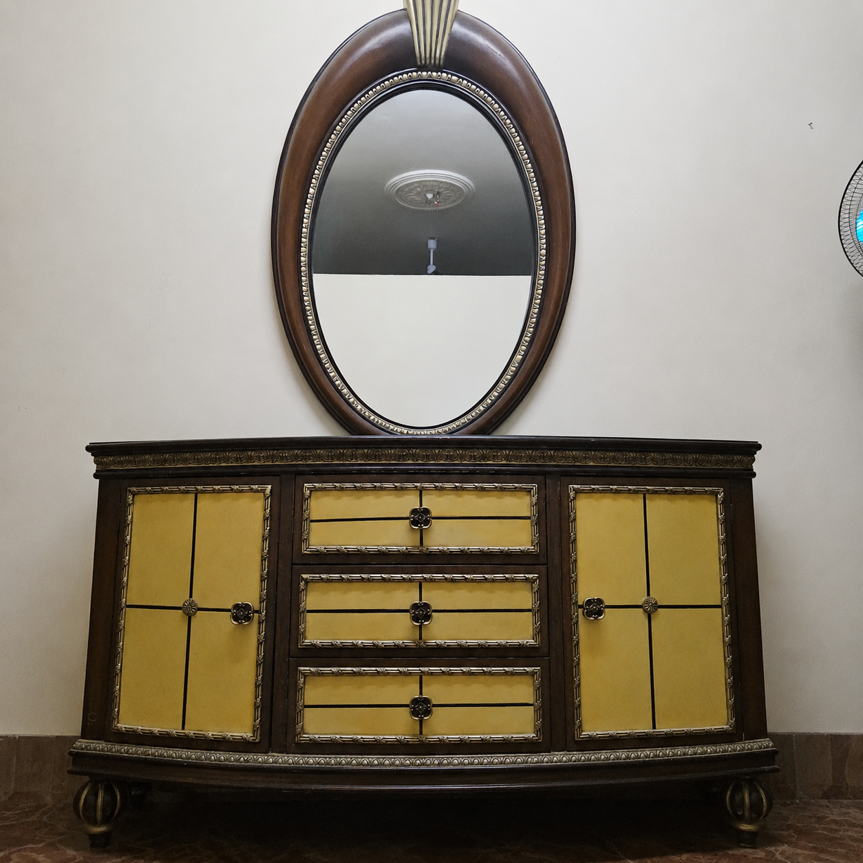 Dressing table with mirror - Image 1