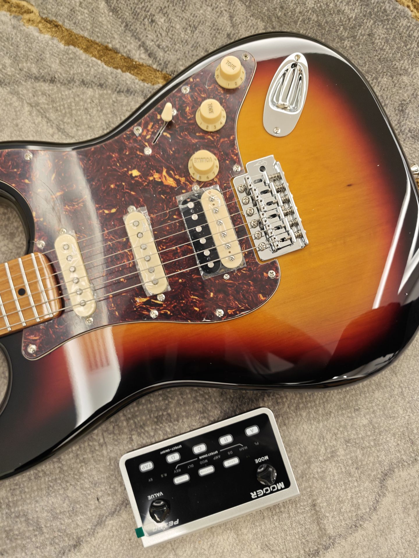 قيثارة Strat الكهربائية مع مؤثرات - Image 6