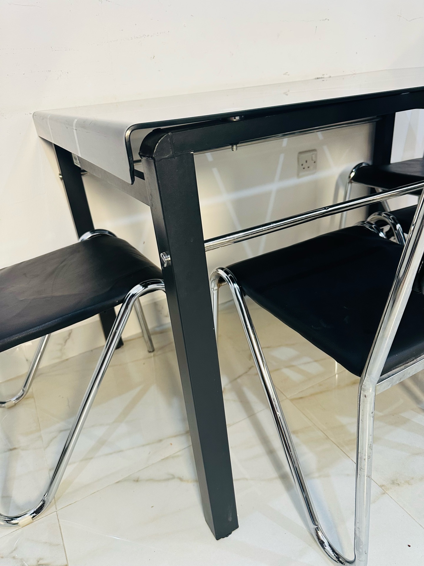 Table with chairs - Image 1