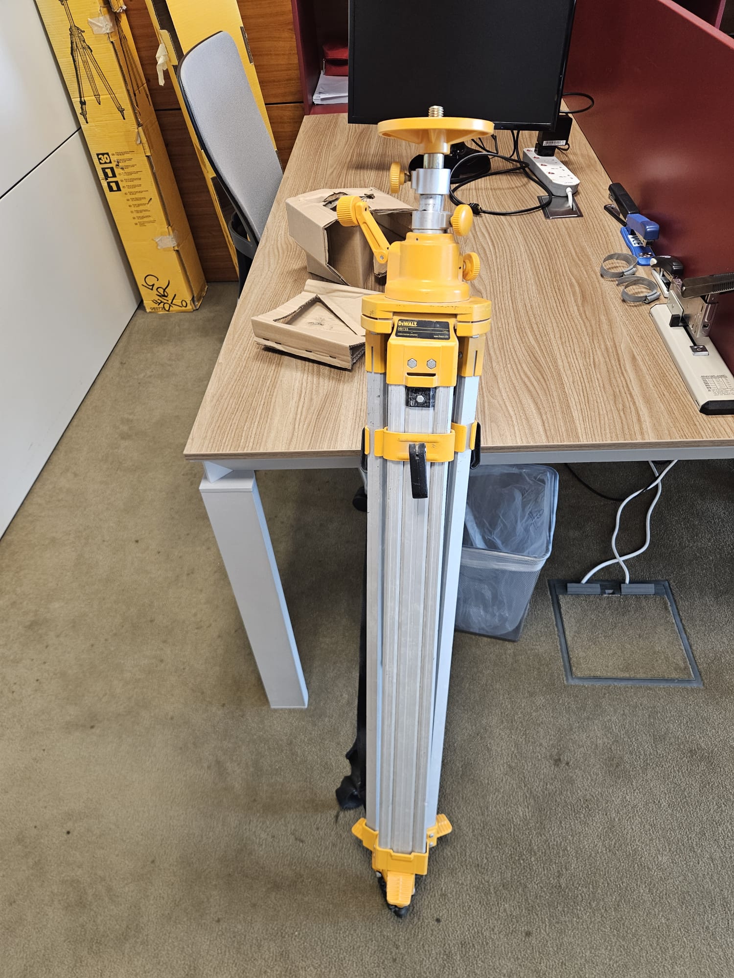 Dewalt De0735 Elevator Construction Tripod - Image 3