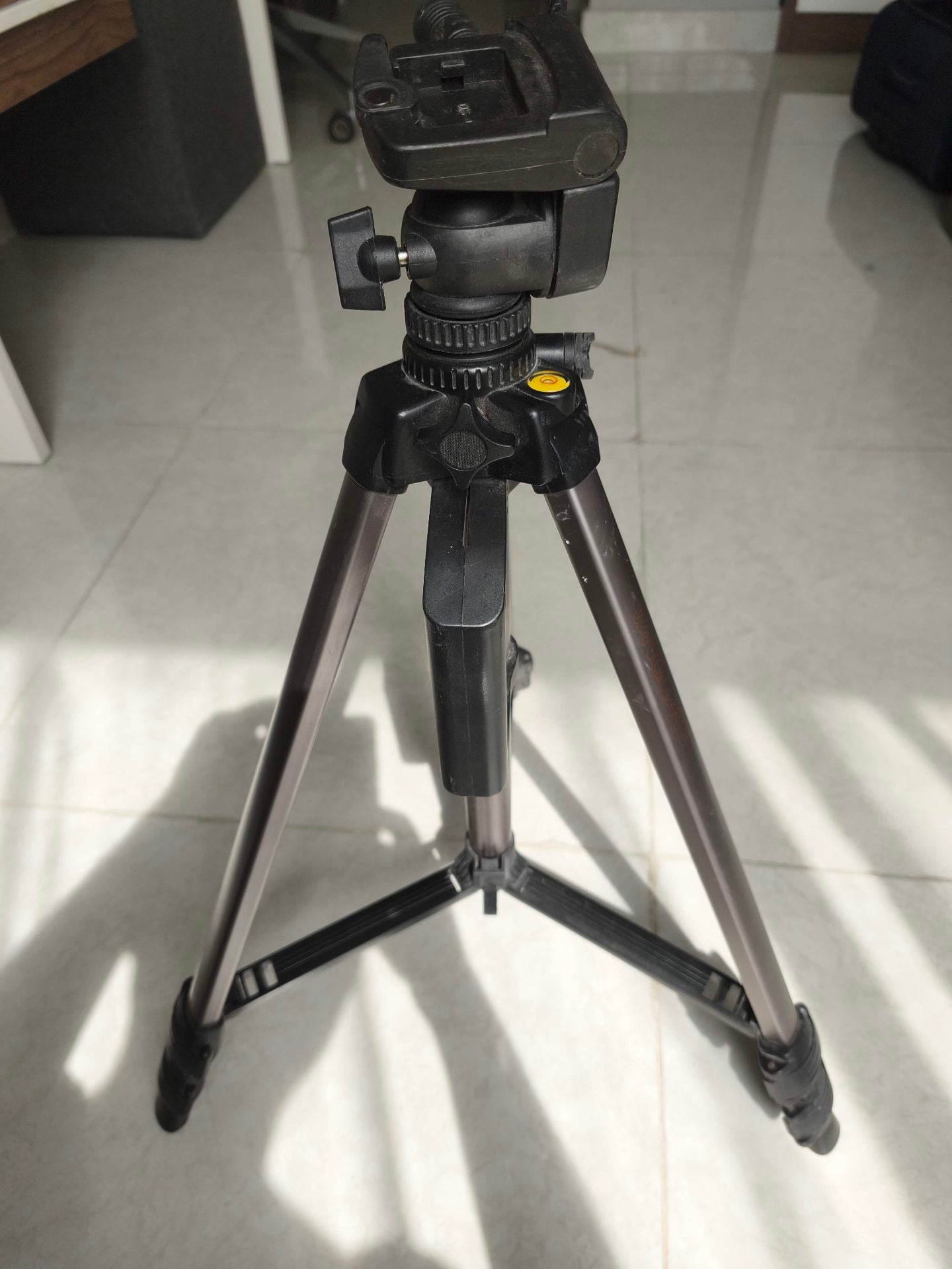 Vanguard VT-126 Tripod – Sturdy, Vintage, Works Great - Image 2