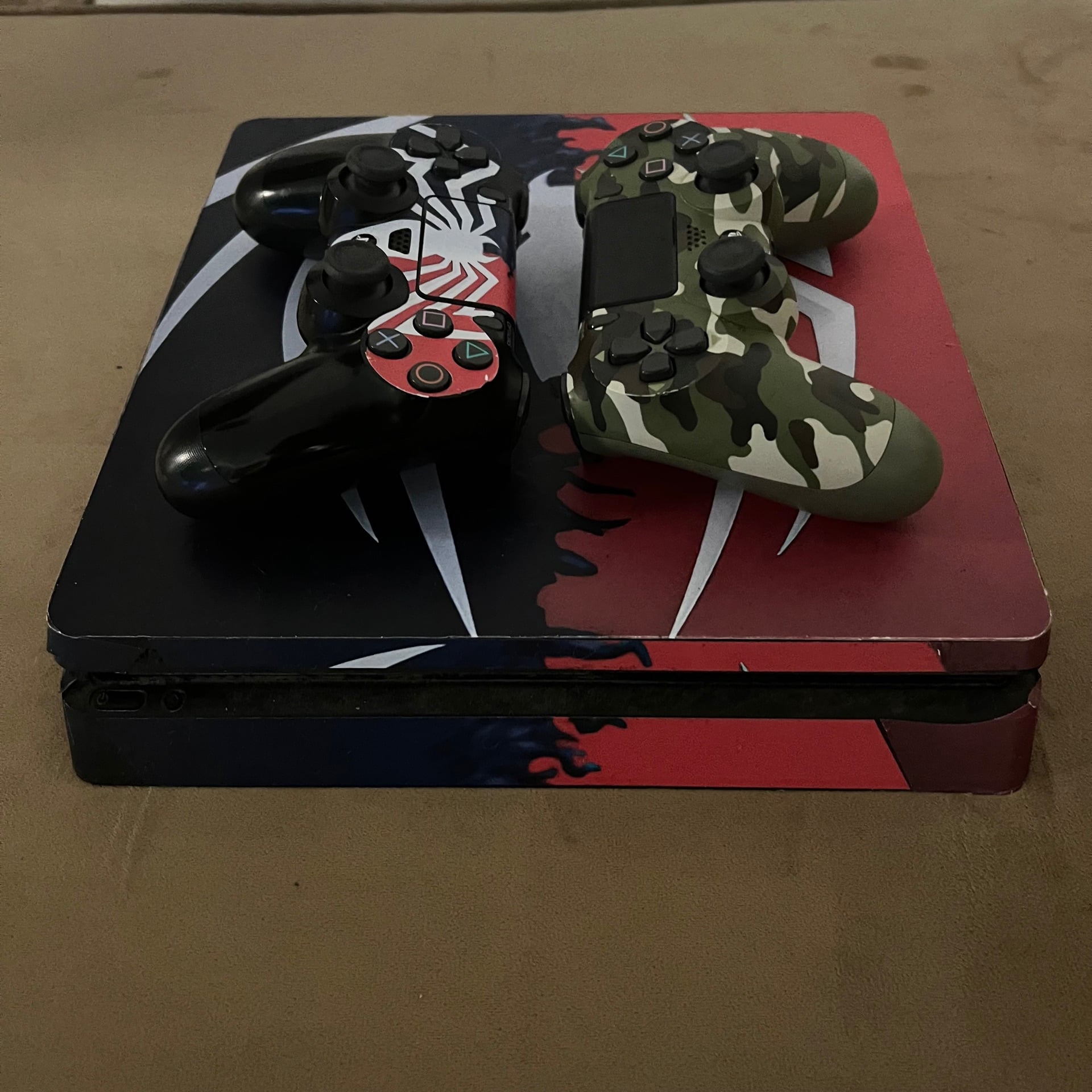 Ps4 with two controllers - Image 1