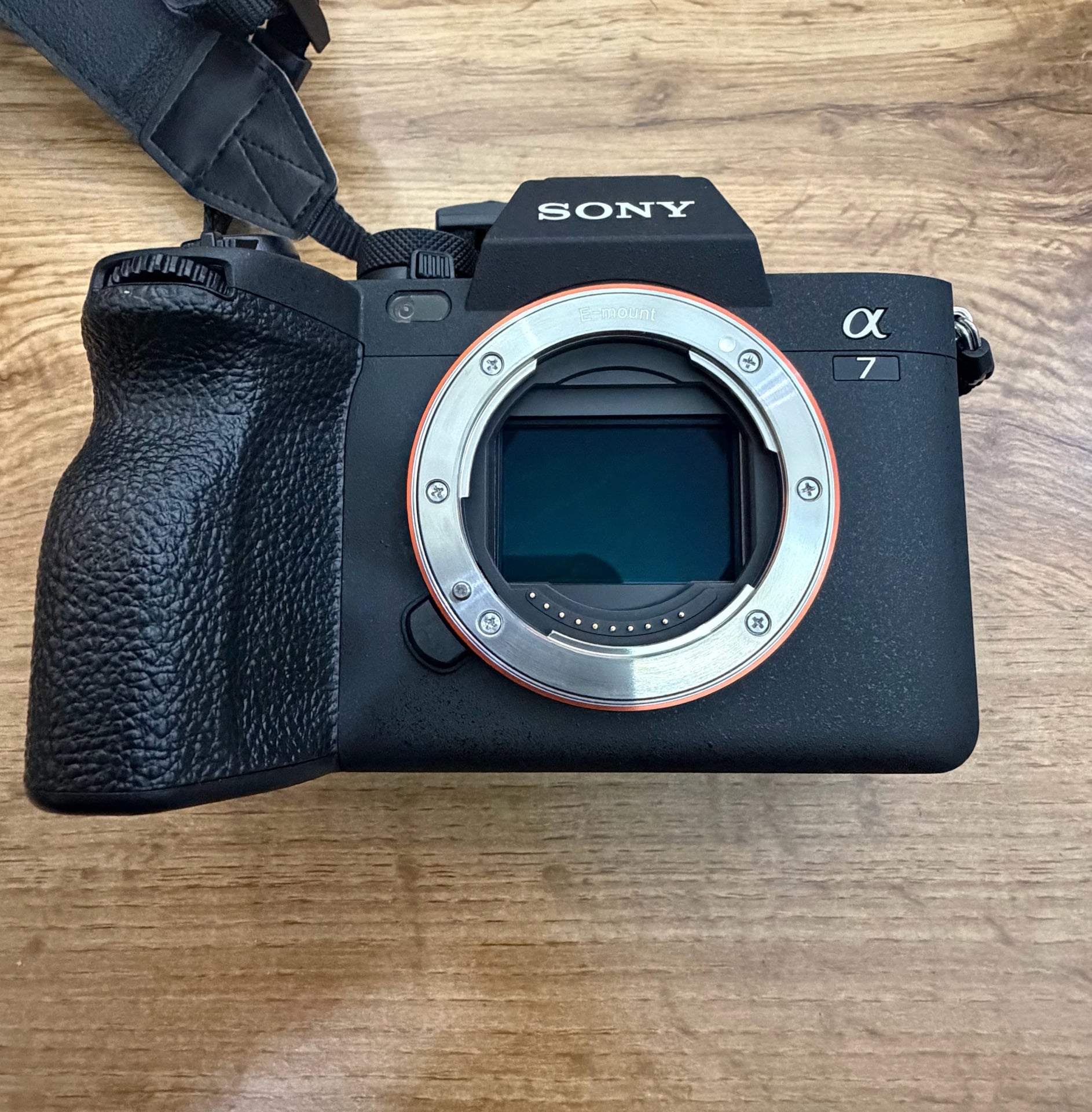 Sony Alpha 7 IV and lens - Image 3