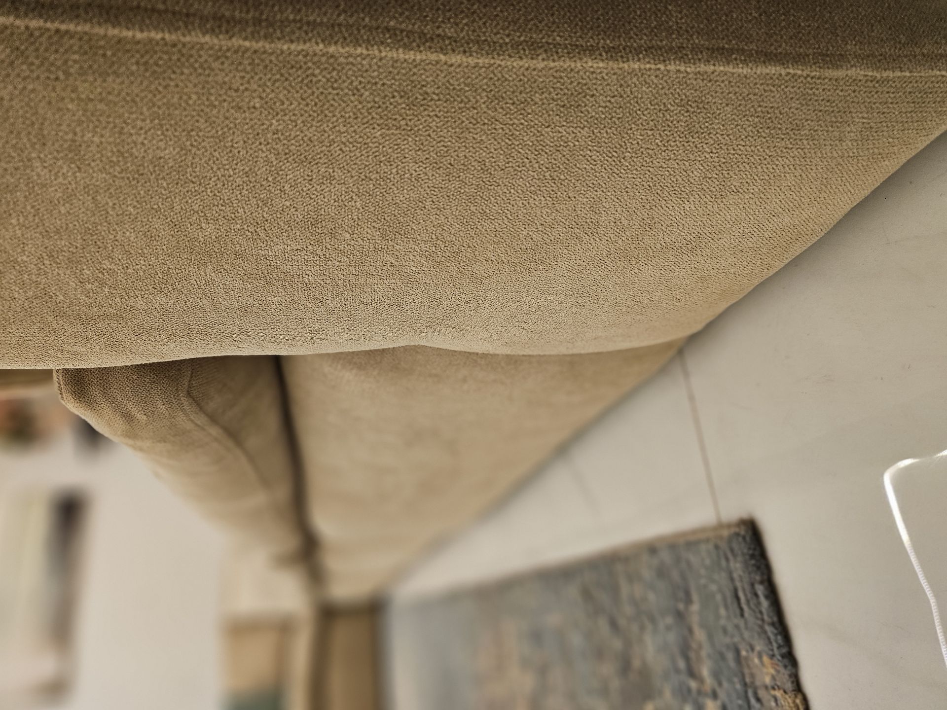 كنب على شكل حرف L من ماركة Homes r us للبيع بحالة ممتازة - Image 6