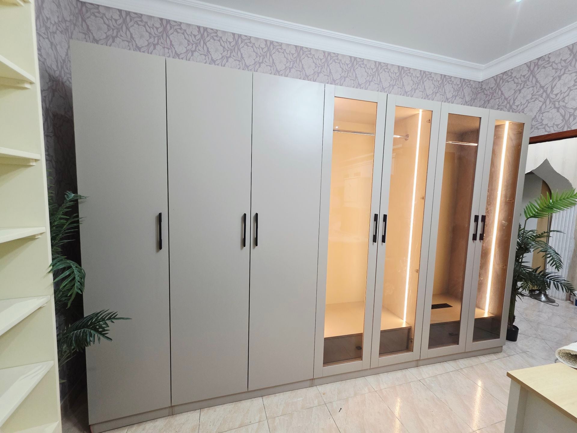 7 Door cabinet like new  - Image 3