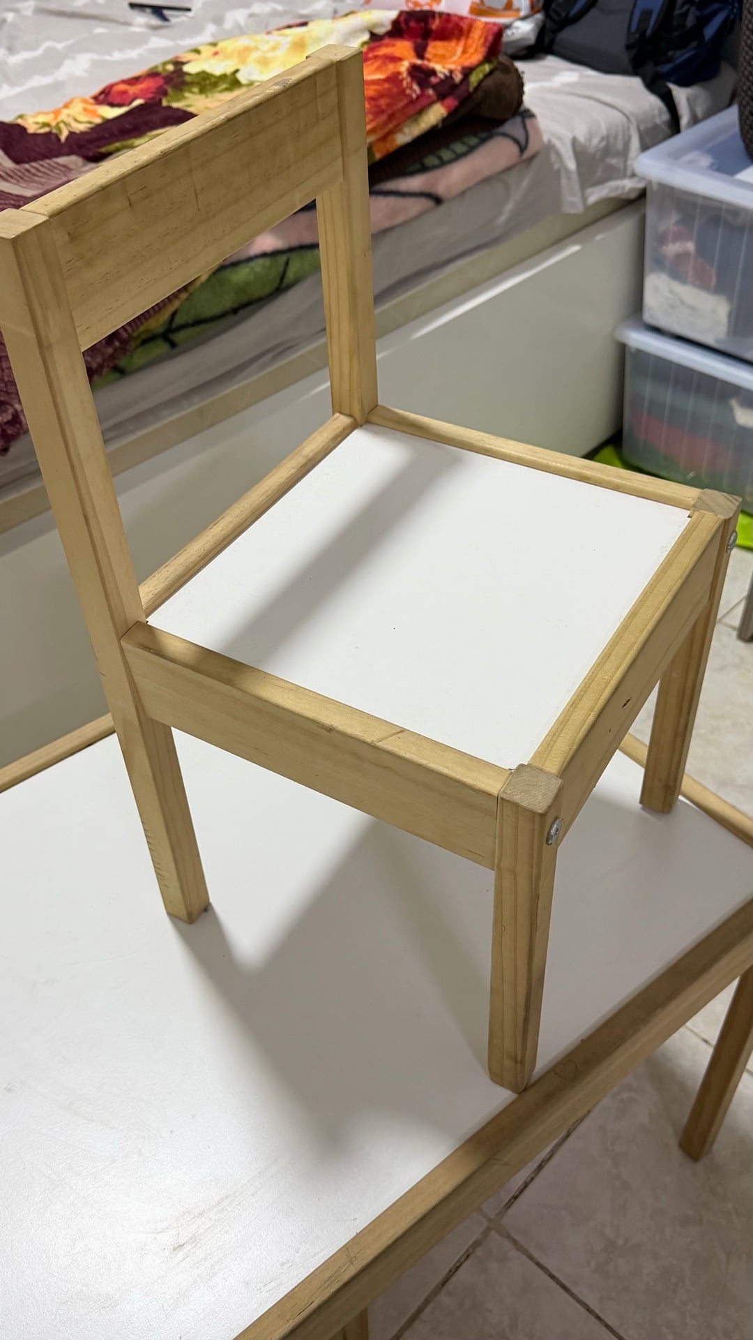  Children table with 2 chairs - Image 4