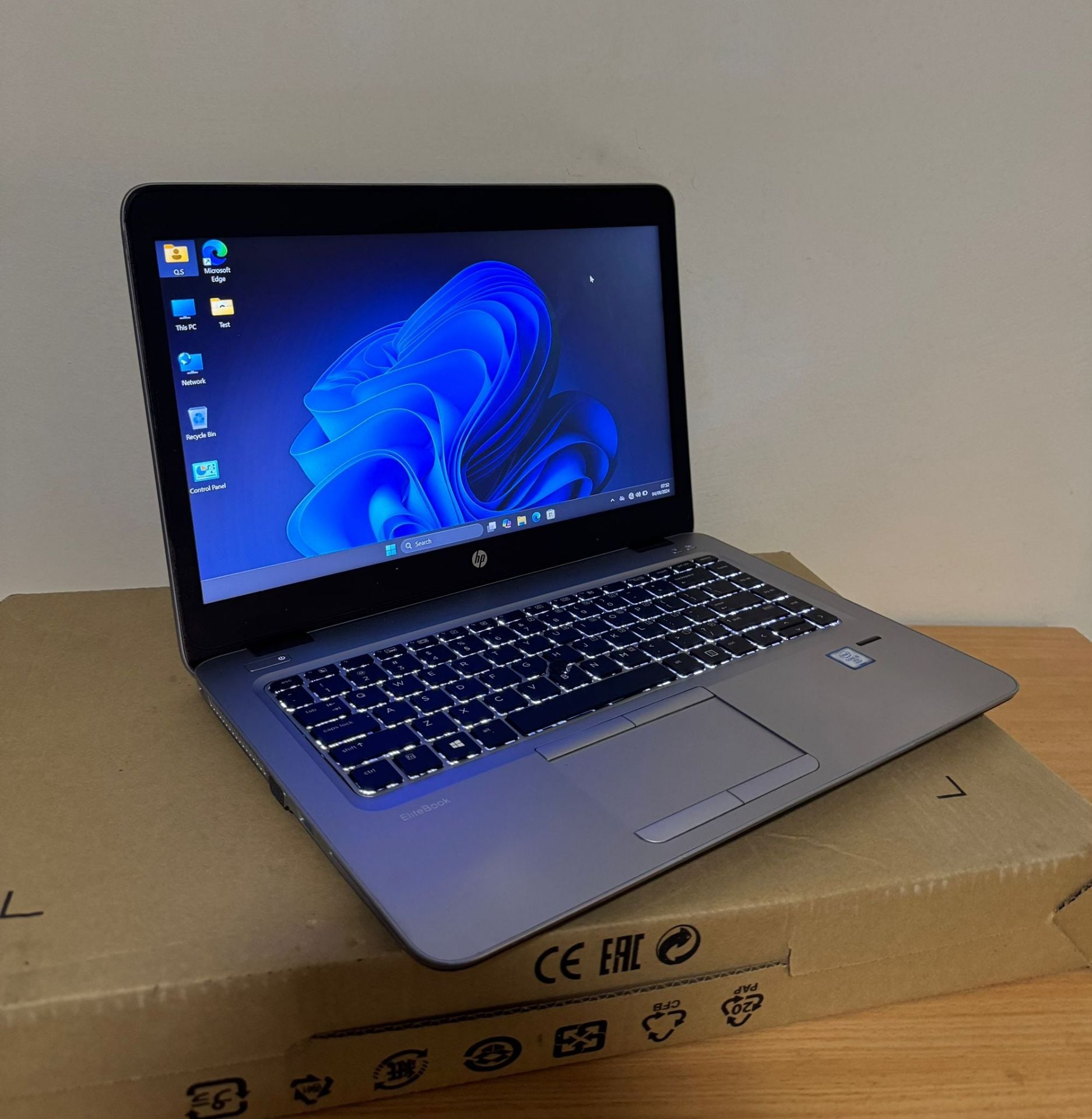Hp
Elitebook 840g3
Ram 8 gb
Ssd 256 gb
Core i5
14 inch
- Image 1