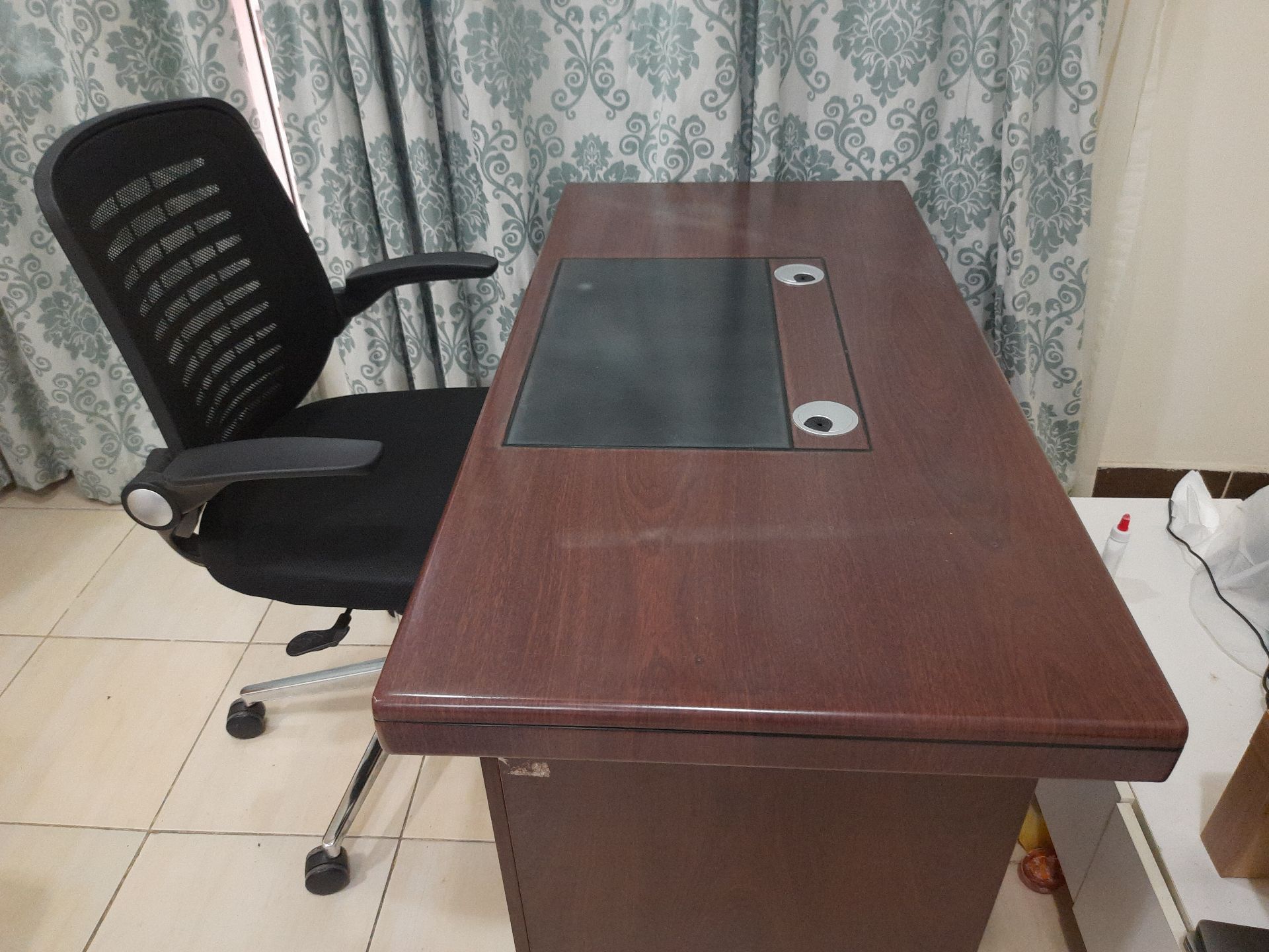 Urgent Sale leaving qatar  Computer table and rolling chair - Image 4