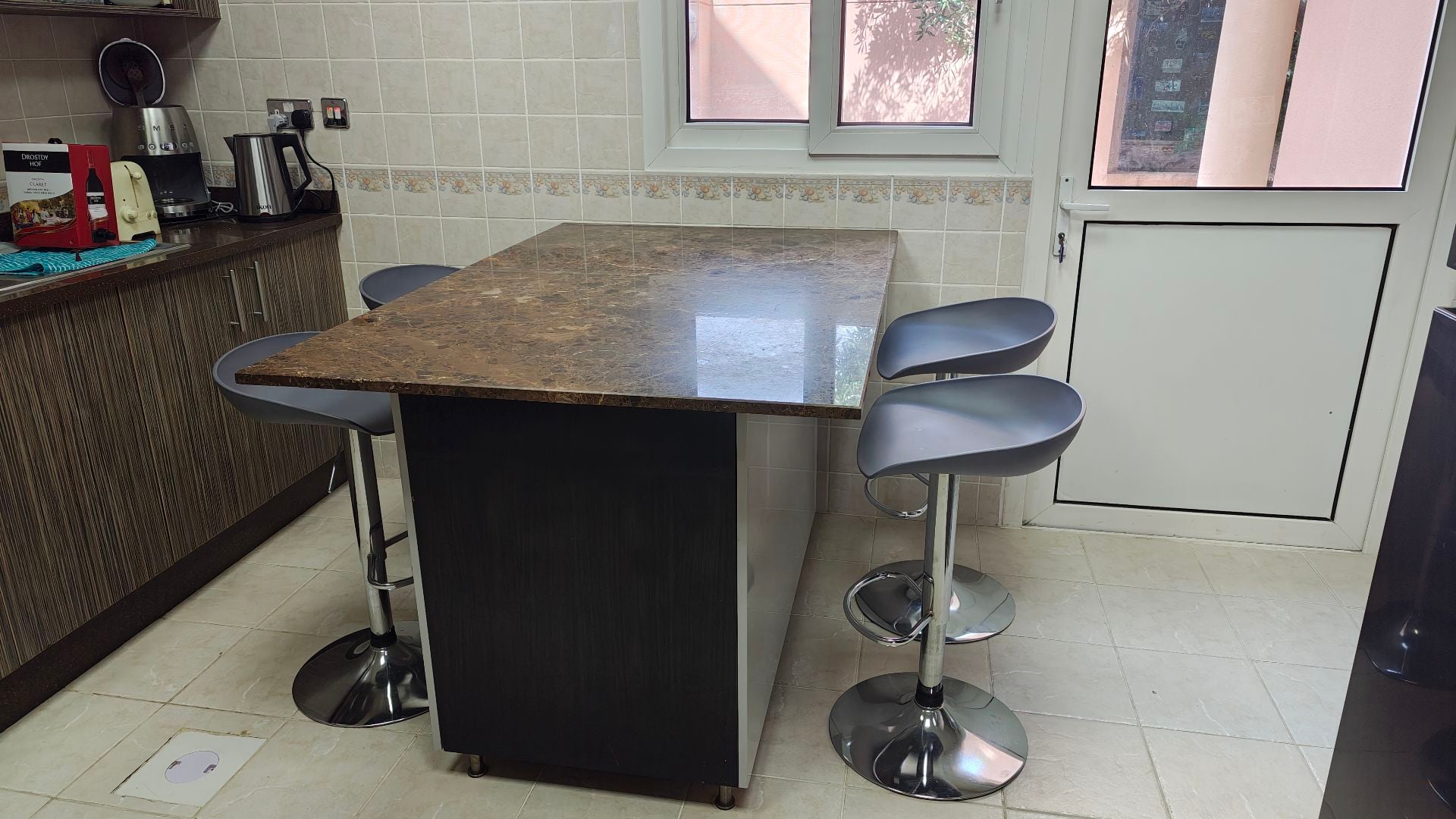 Marble top Kitchen breakfast bar with 4 chairs - Image 1