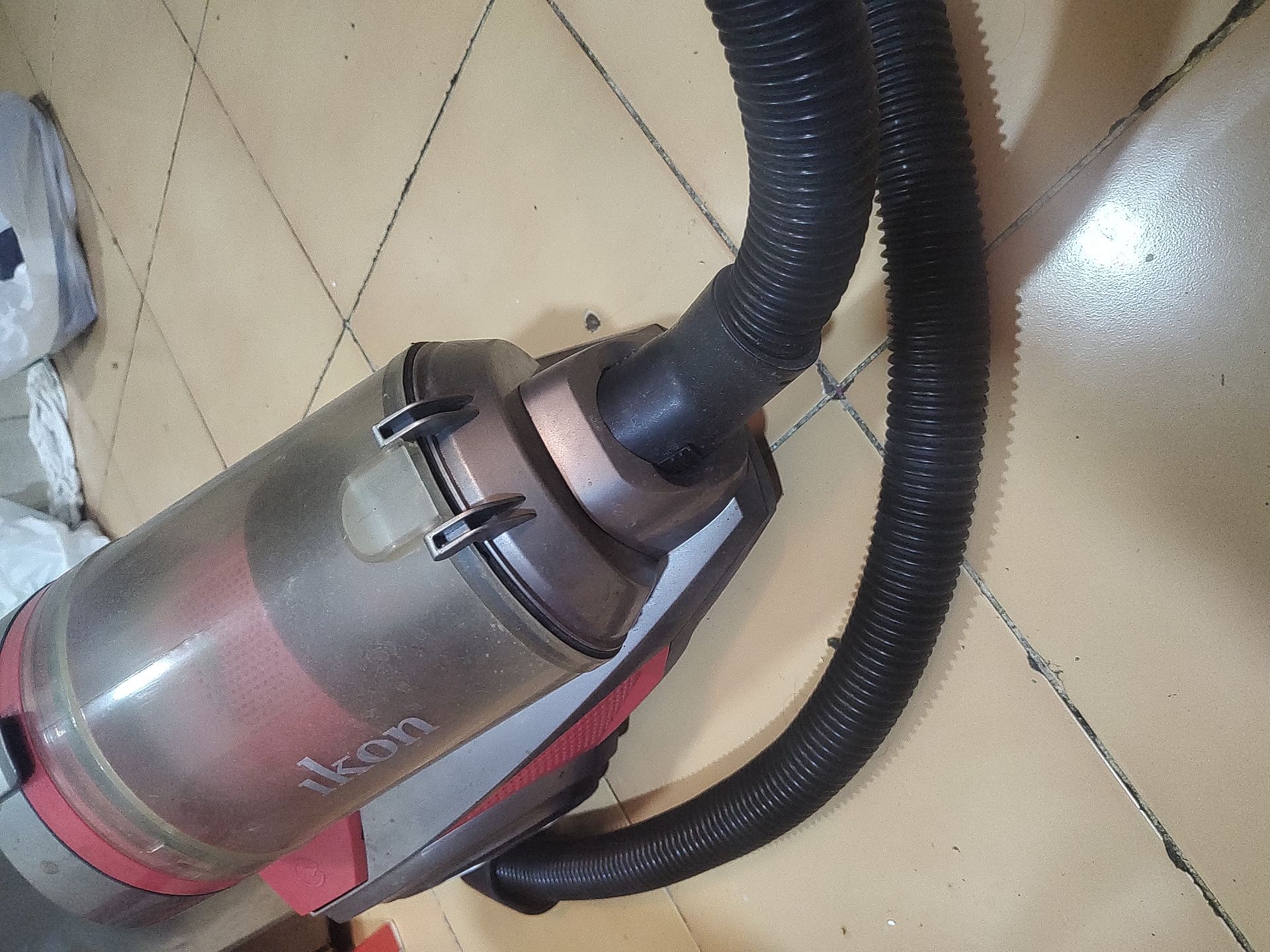 Vacuum cleaner  - Image 2