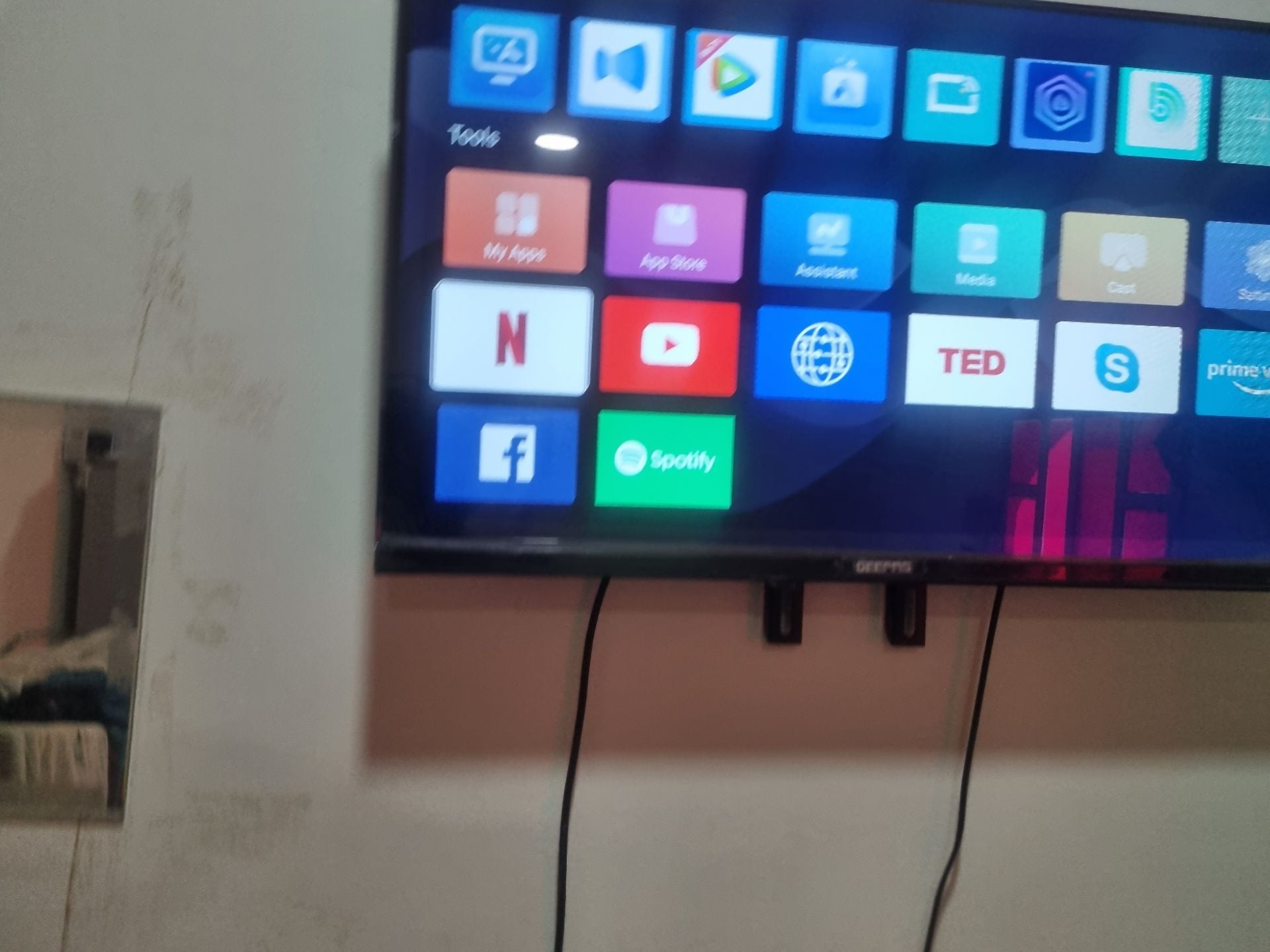 Smart TV with netflix,Amazon, YouTube available for sale - Image 4