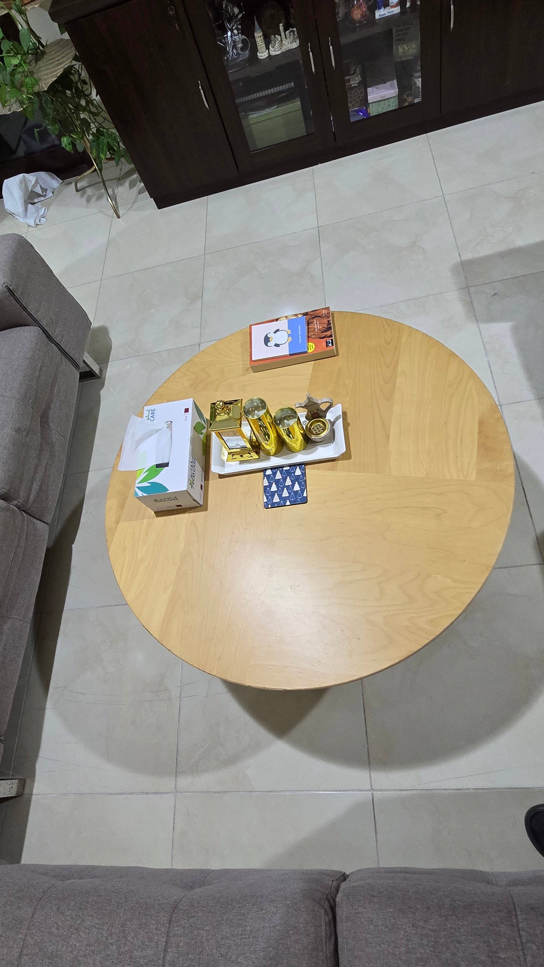 Sofas and Table - Image 7