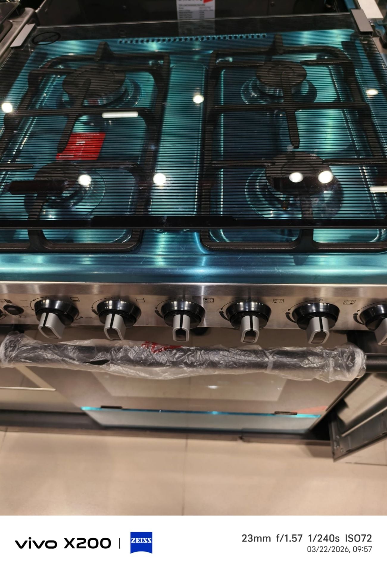 4 burner gas cooker, gently used for 6 months - Image 2