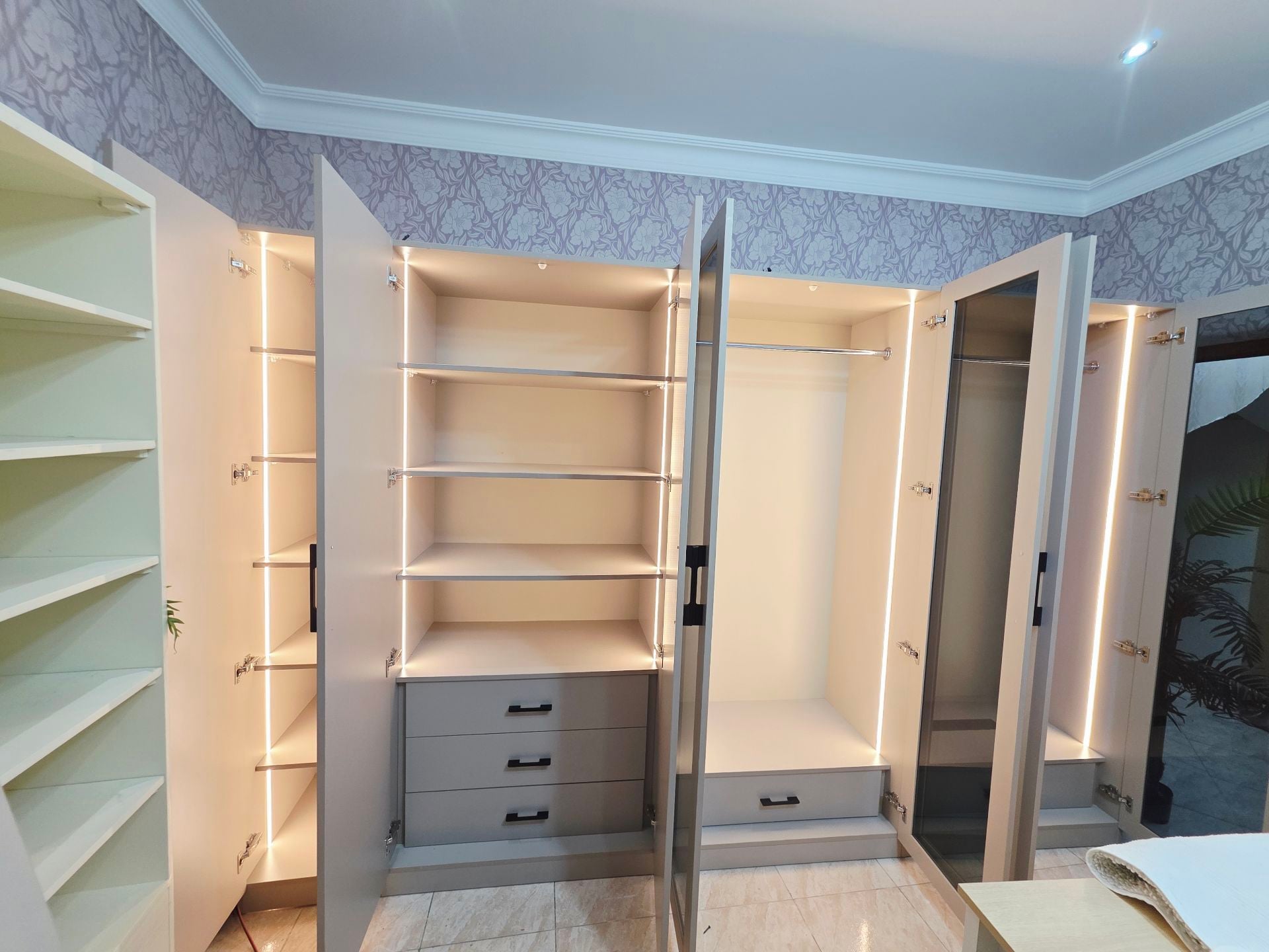 7 Door cabinet like new  - Image 5