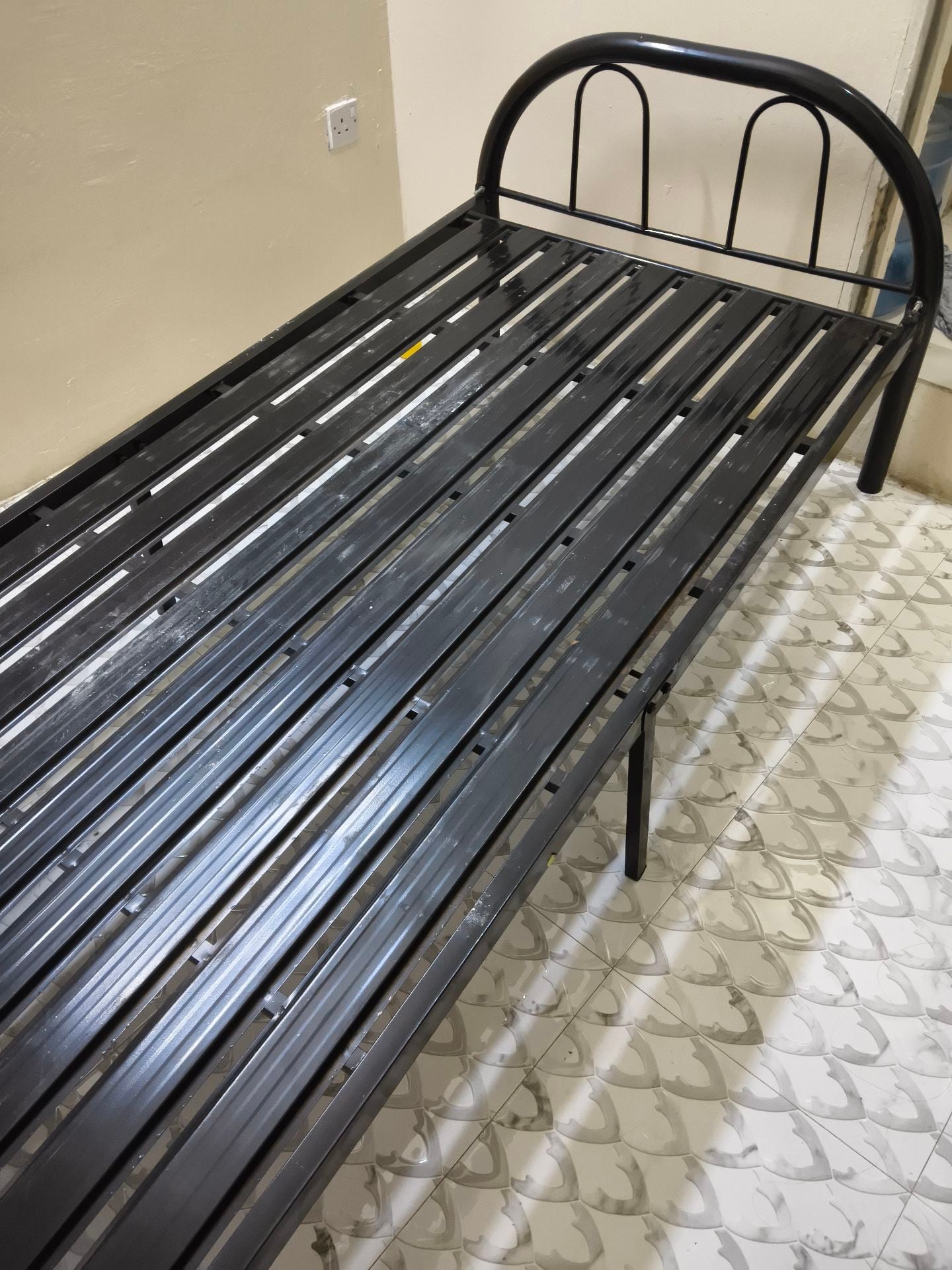 Cort and bed - Image 1