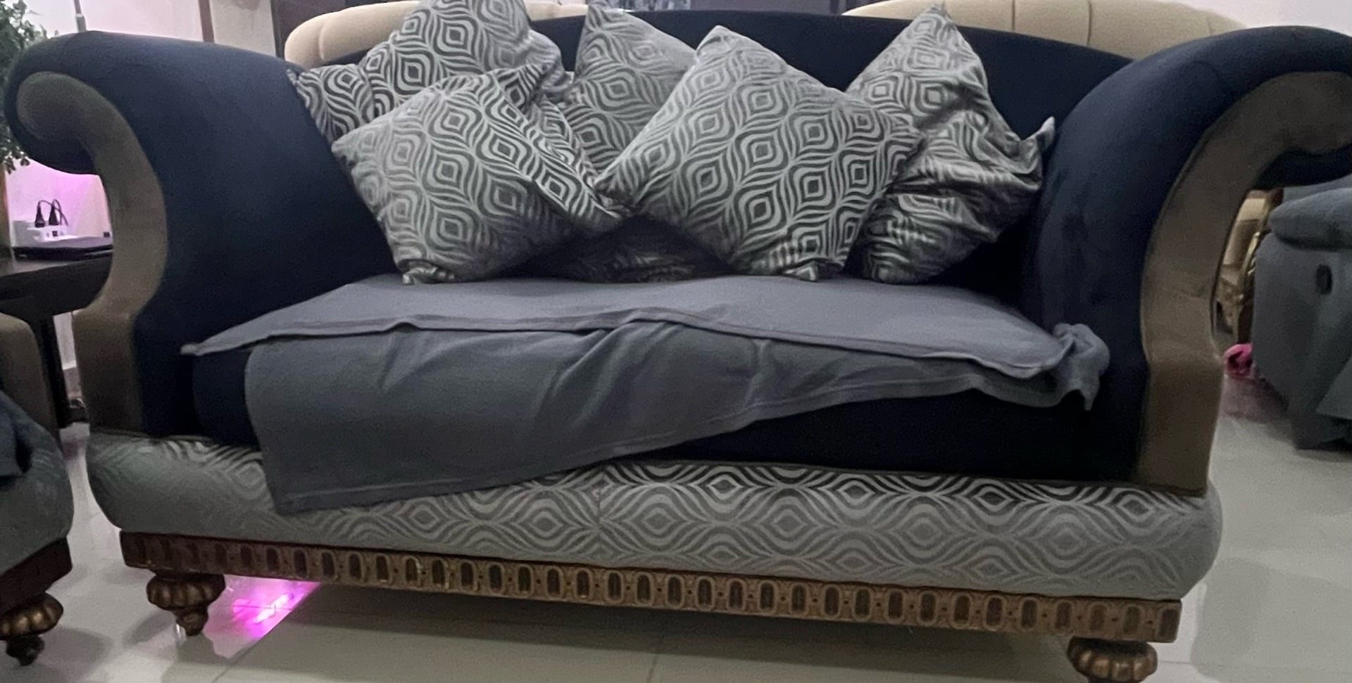 Sofas and Tables - Image 2