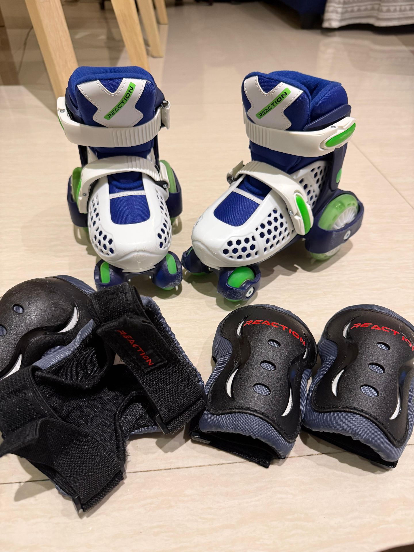 Skating shoes + protection  - Image 4