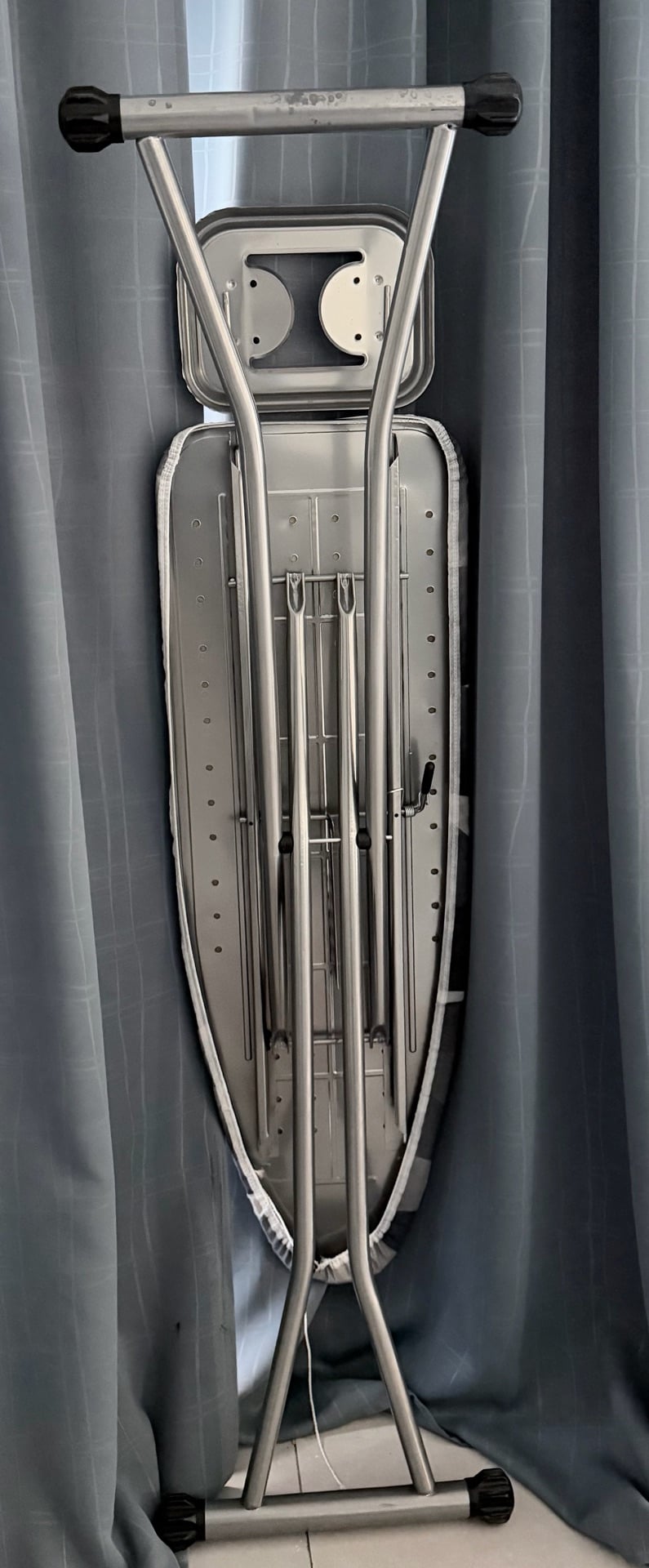 Philips Azur 2400w steam iron with ironing board - Image 7
