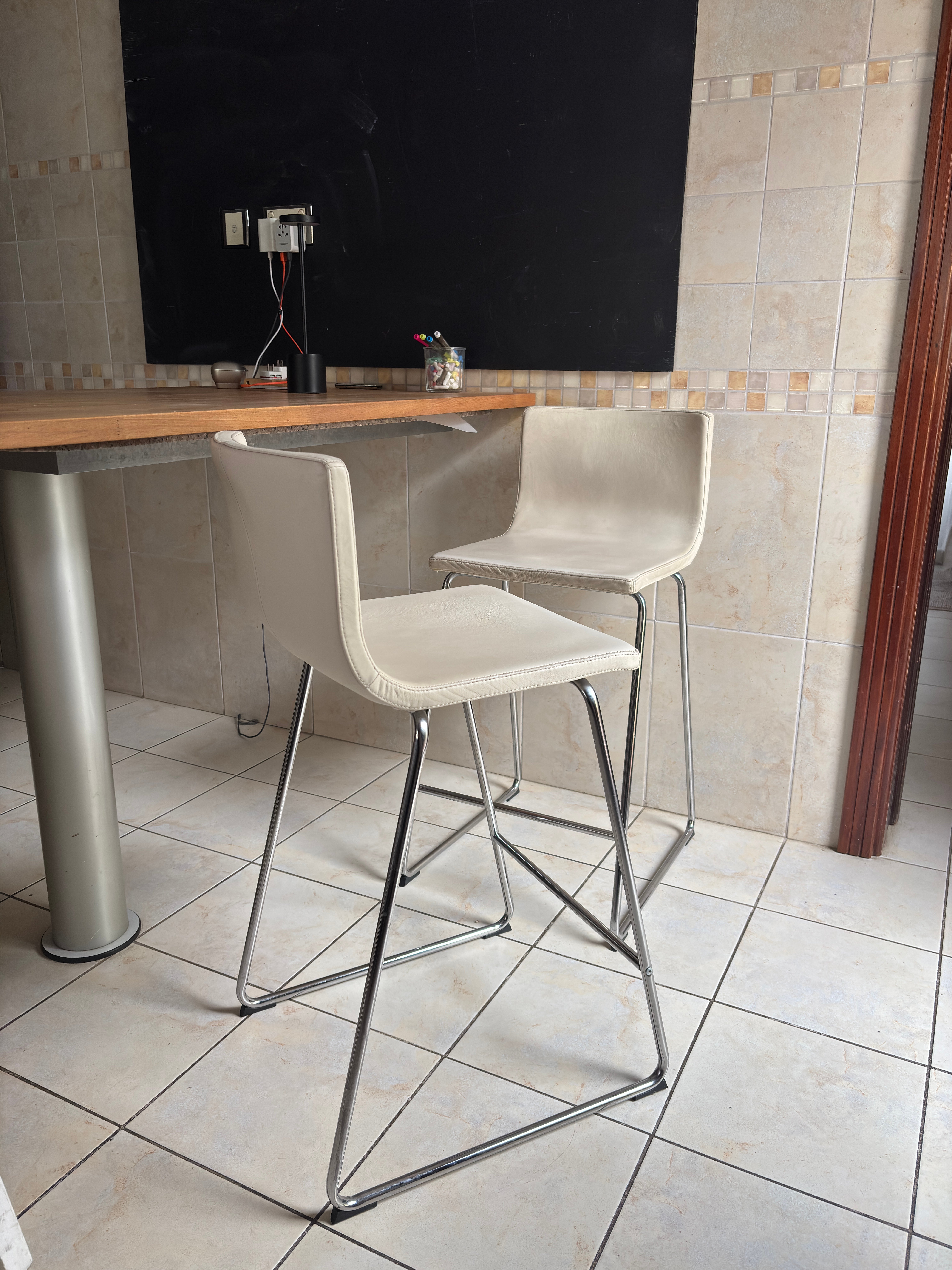 2 X high stool chair (150qr each) - Image 4