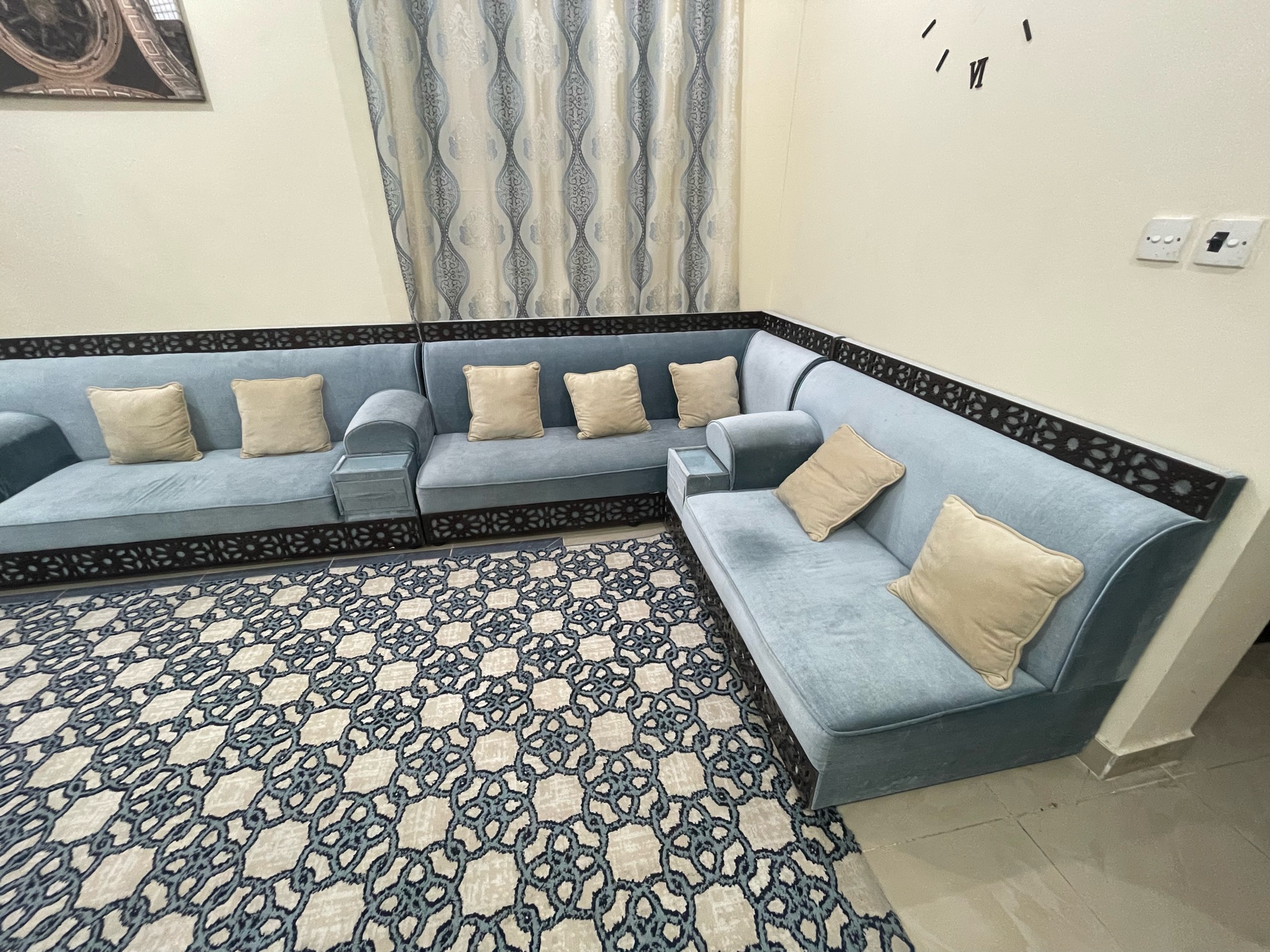 18 seater Majlis sofa with table - Image 3
