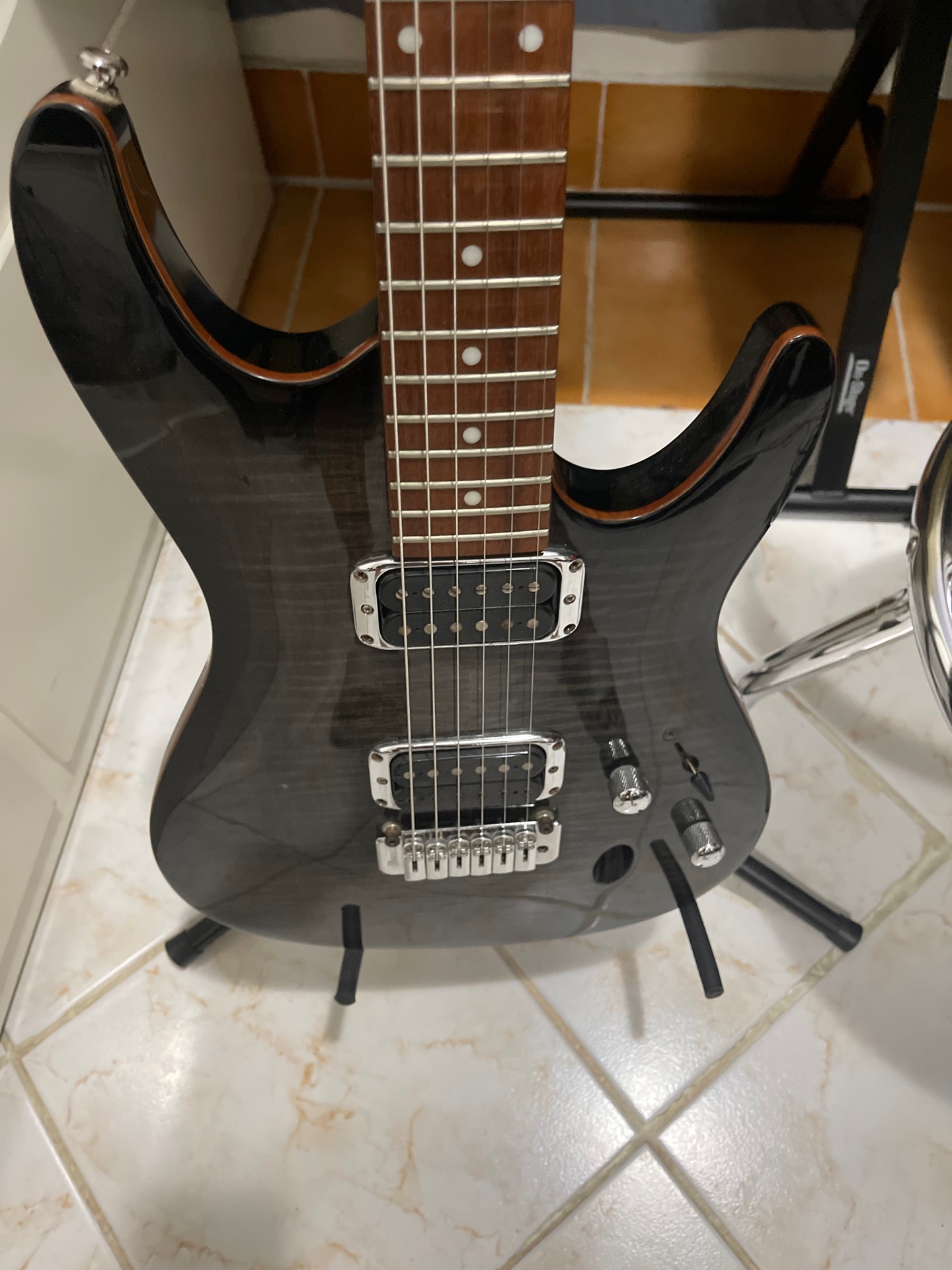 جيتار كهربائي من سلسلة Ibanez SA مع مضخم صوت ياماها مجاني وجيتار - Image 6