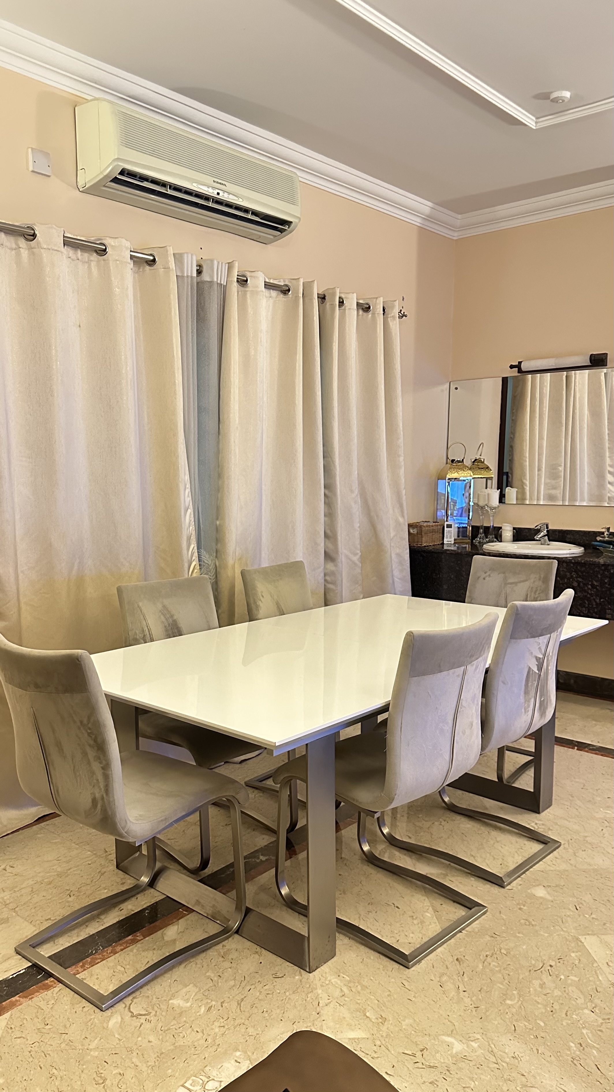 Dining table for sale  - Image 3