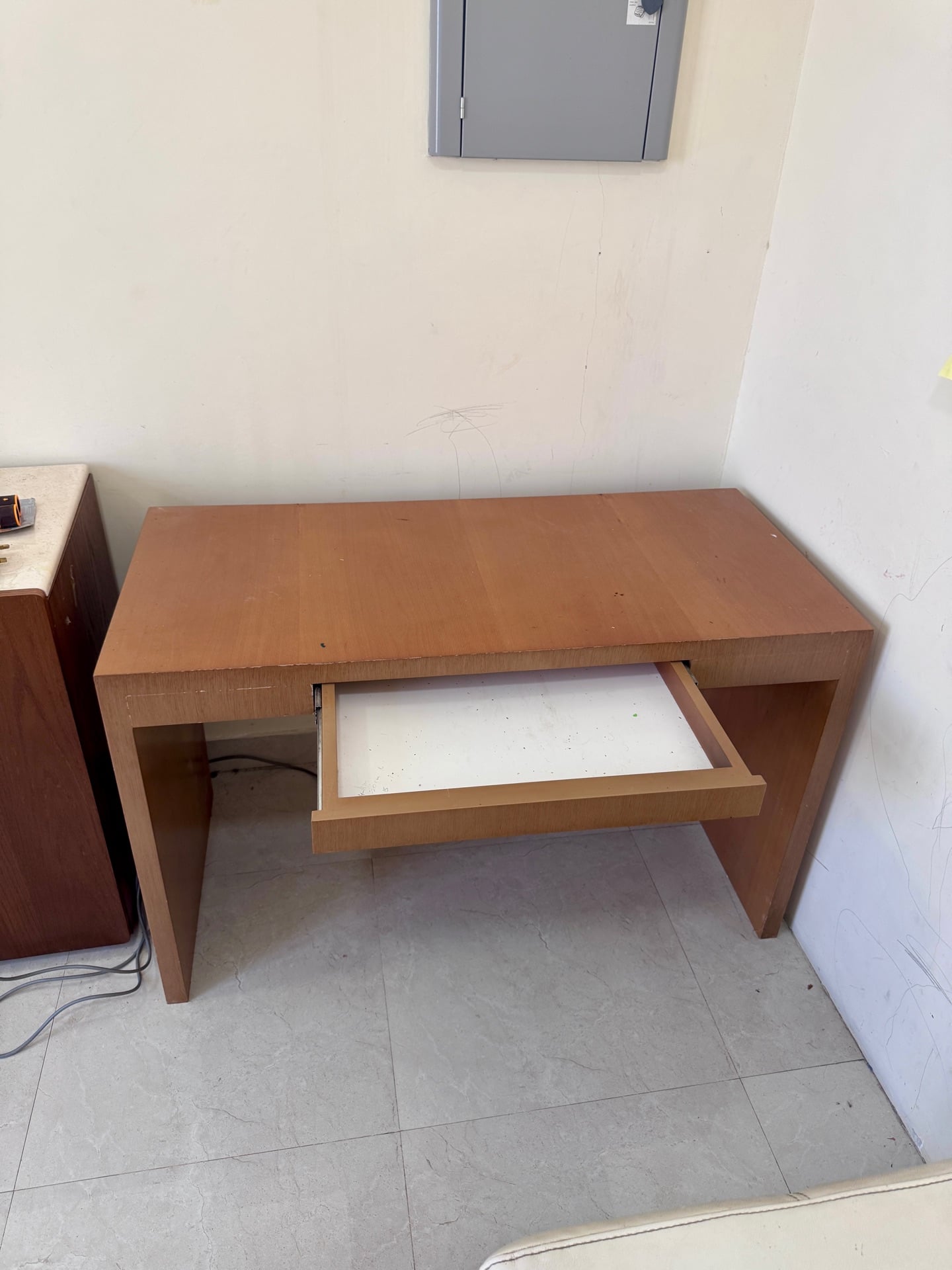 Computer Table 120x50cm (Free delivery to Doha) - Image 1
