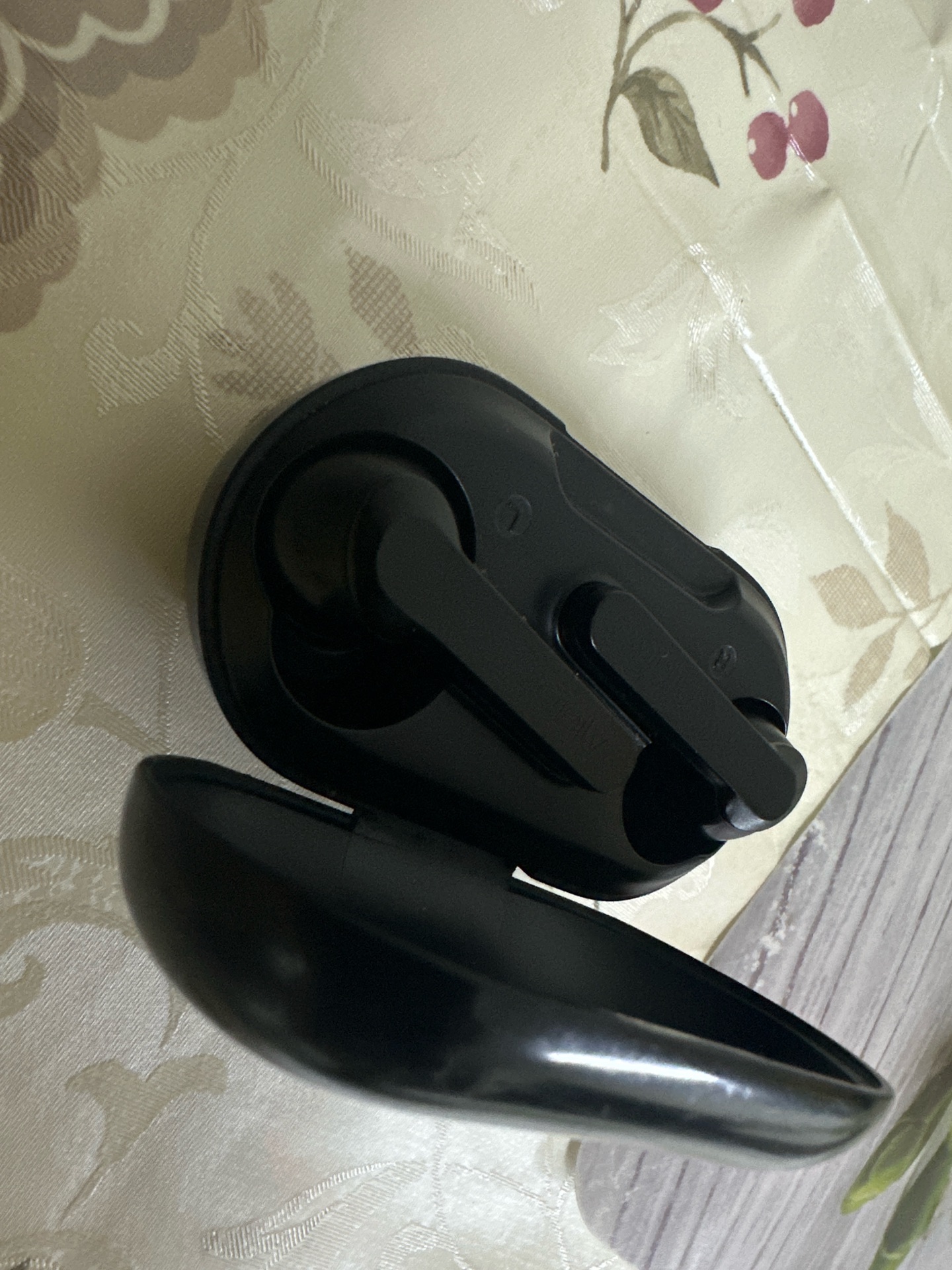 Harman ear buds in very sound condition with excellent battery  - Image 2