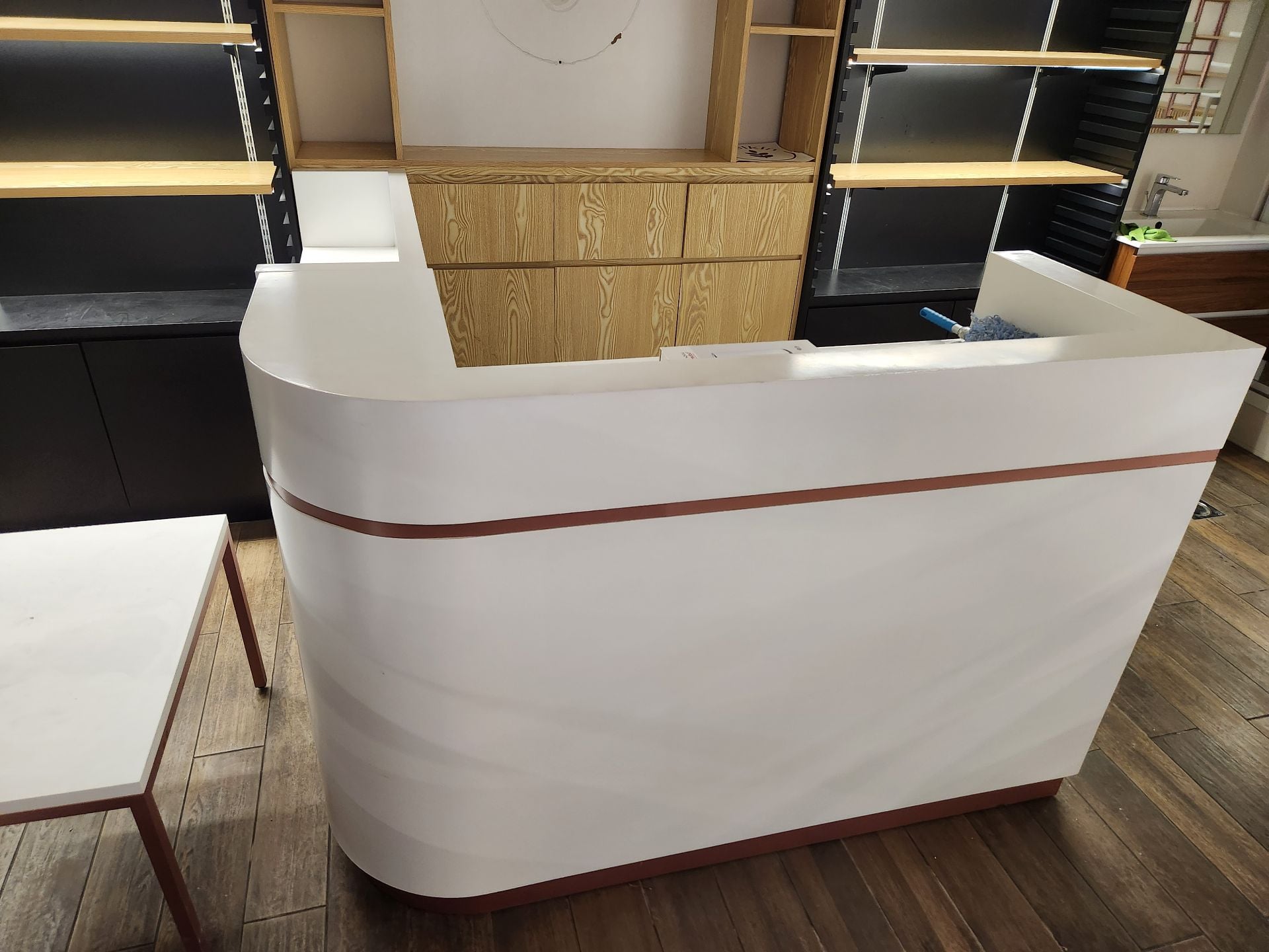 Premium Commercial Shop Furniture for Sale (Modern Design with LED Lighting) - Image 9