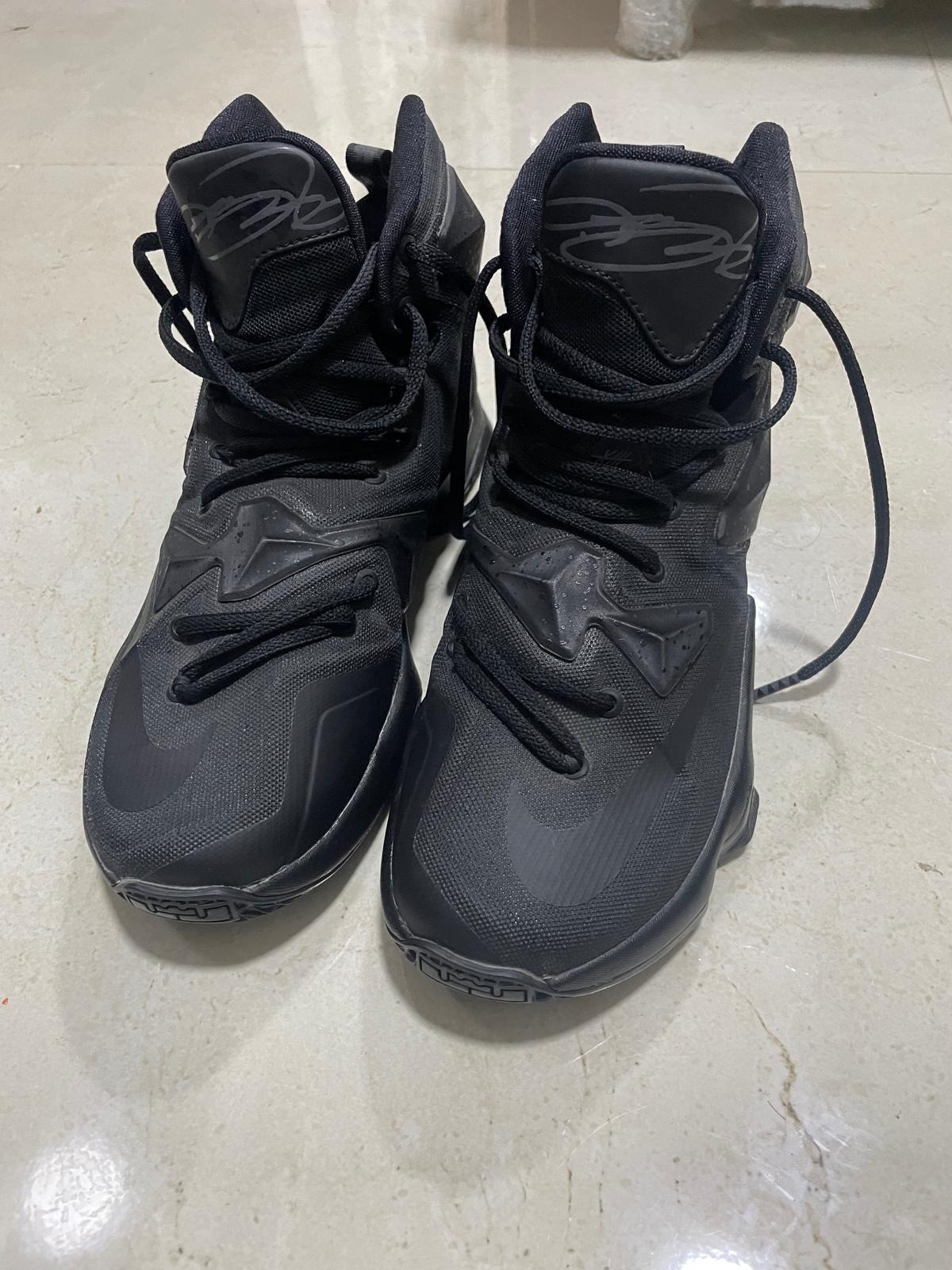 LEBRON NIKE SHOE LIKE NEW - 40 SIZE - Image 1