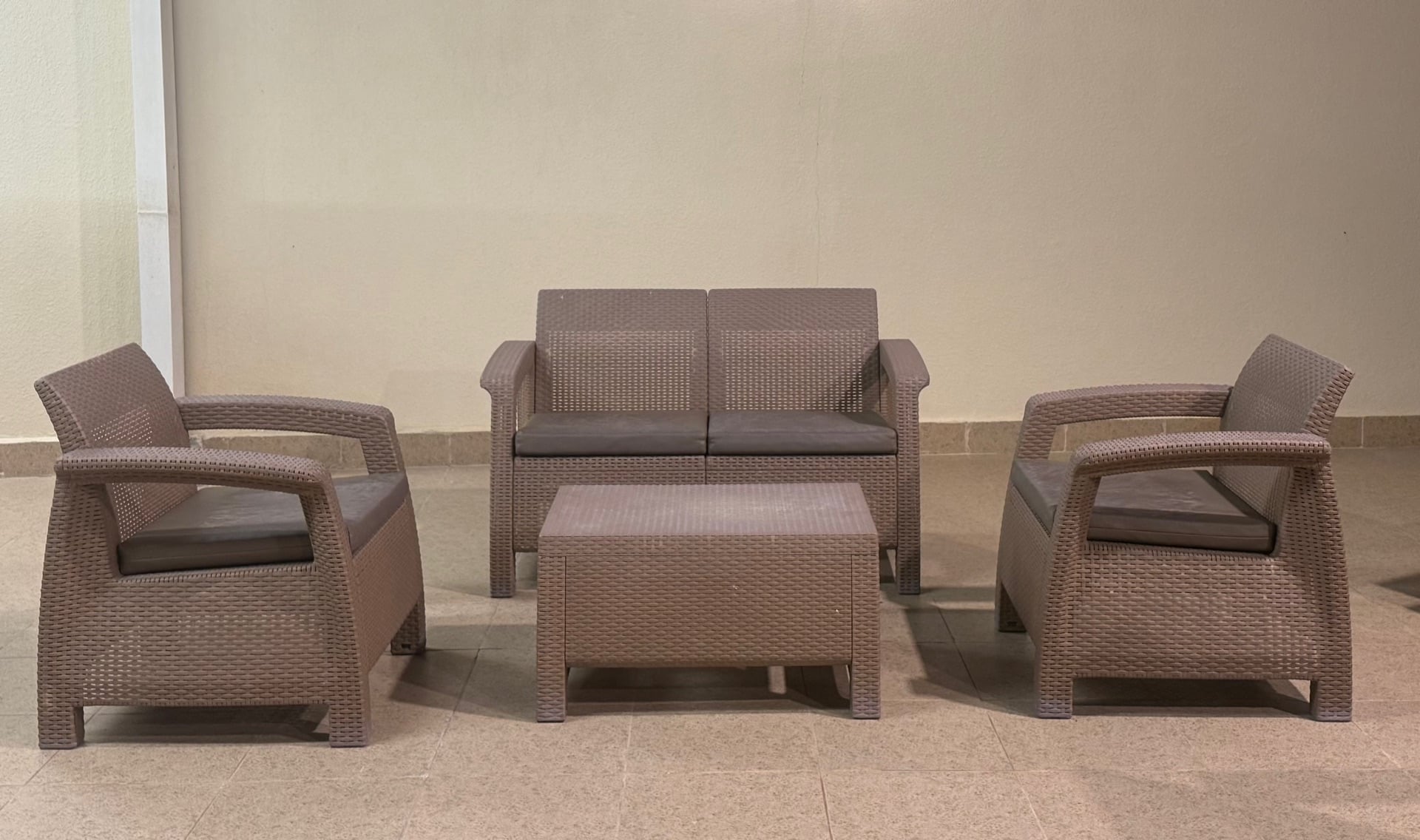 Outdoor chairs and table - Image 1