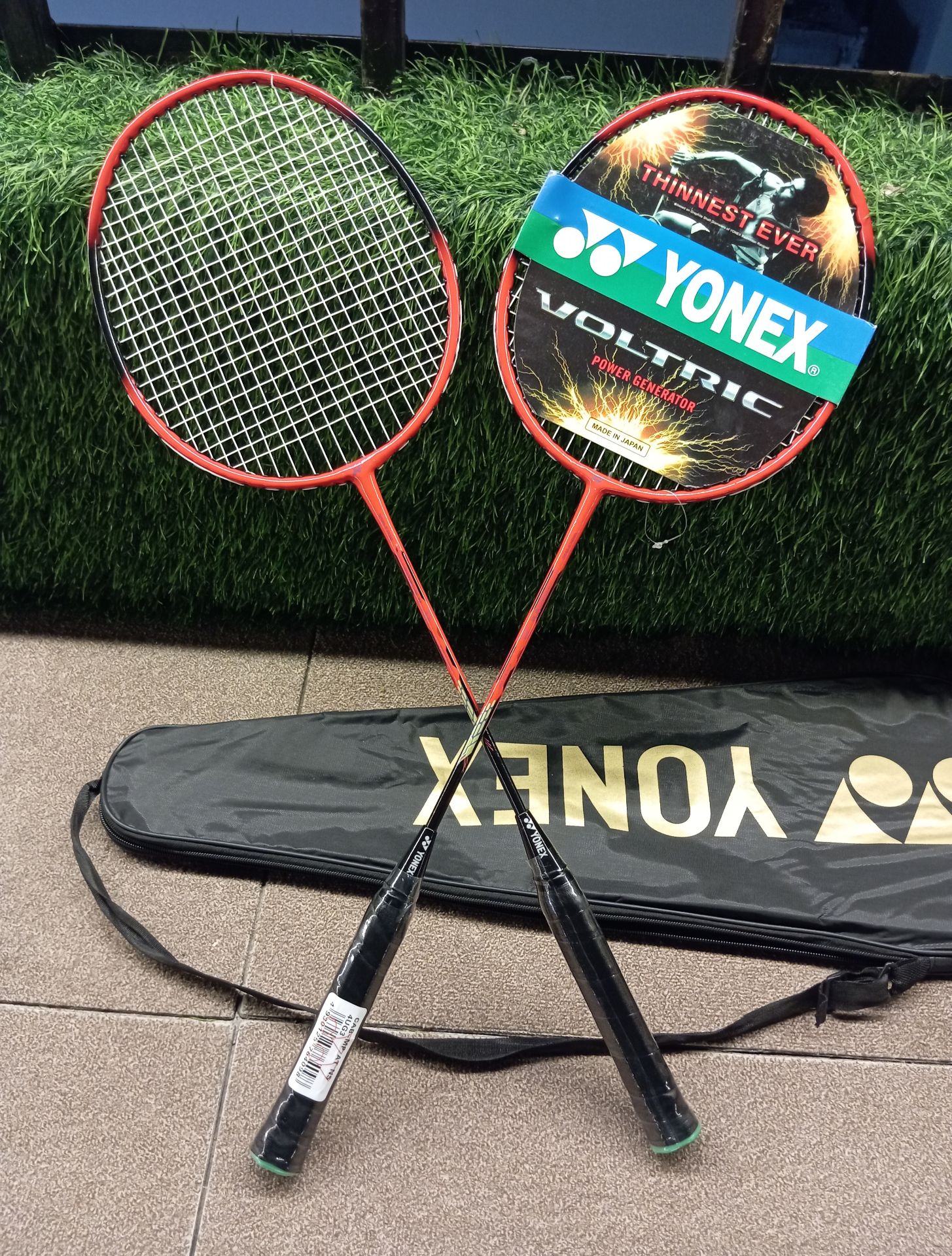 Yonex Badminton Racket 2pcs set مجموعة مضارب تنس الريشة من يونيكس (قطعتان) - Image 1