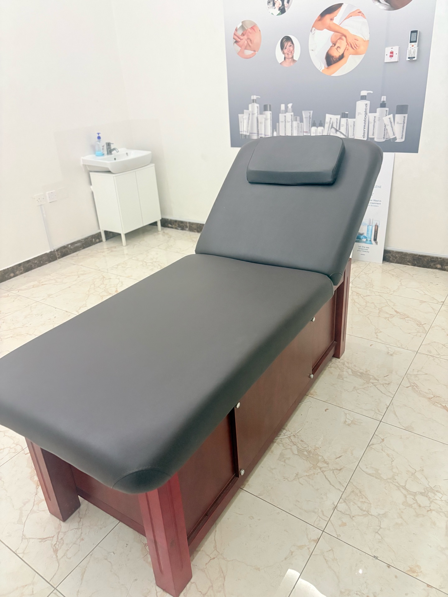 Facial bed for sale  - Image 4