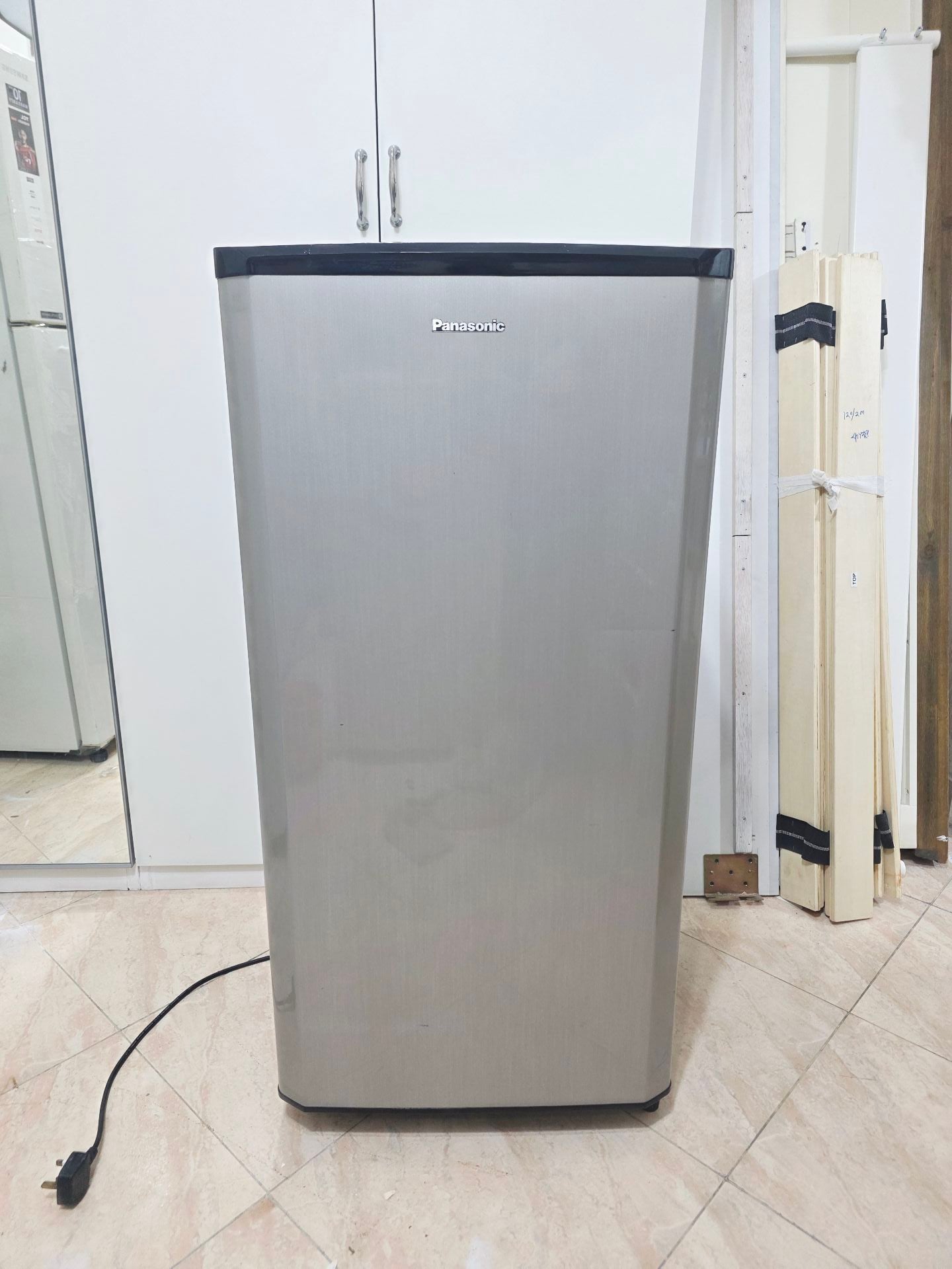 Like new Panasonic 1 door big fridge  - Image 2