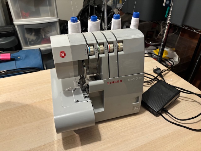 Singer Heavy Duty Serger - Image 4