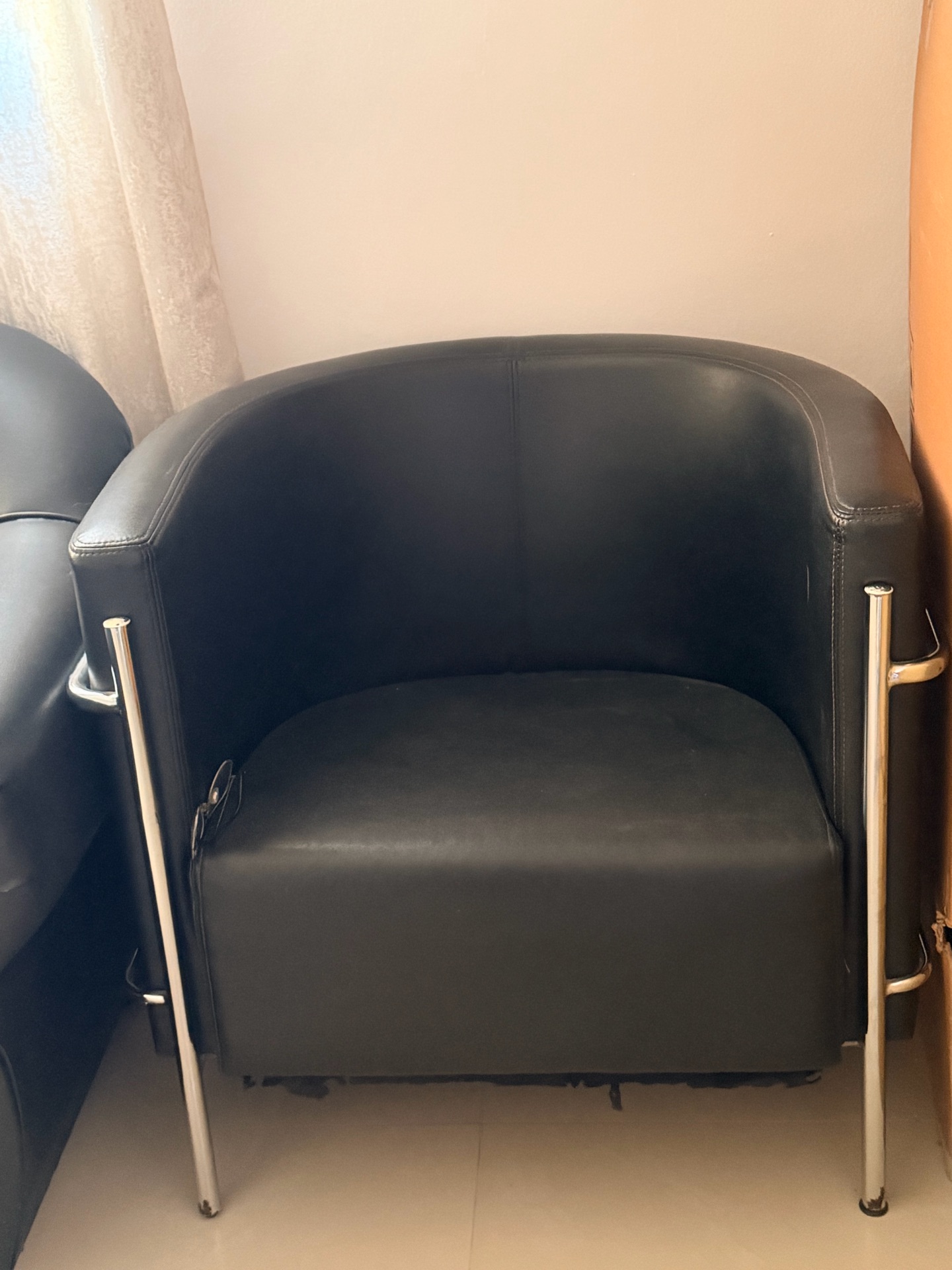Black leather sofa - Image 2
