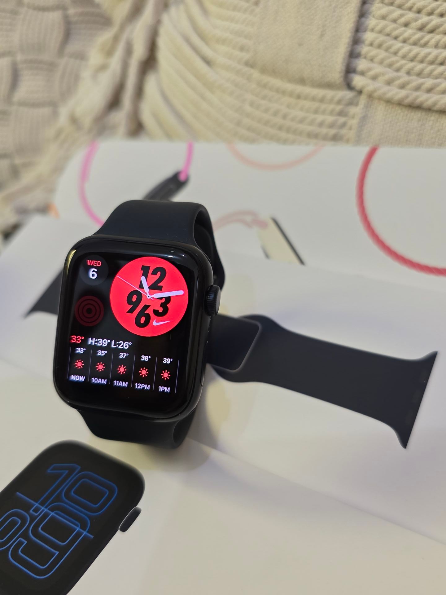 Apple Watch SE 3 44mm GPS Jet Black  - Image 2
