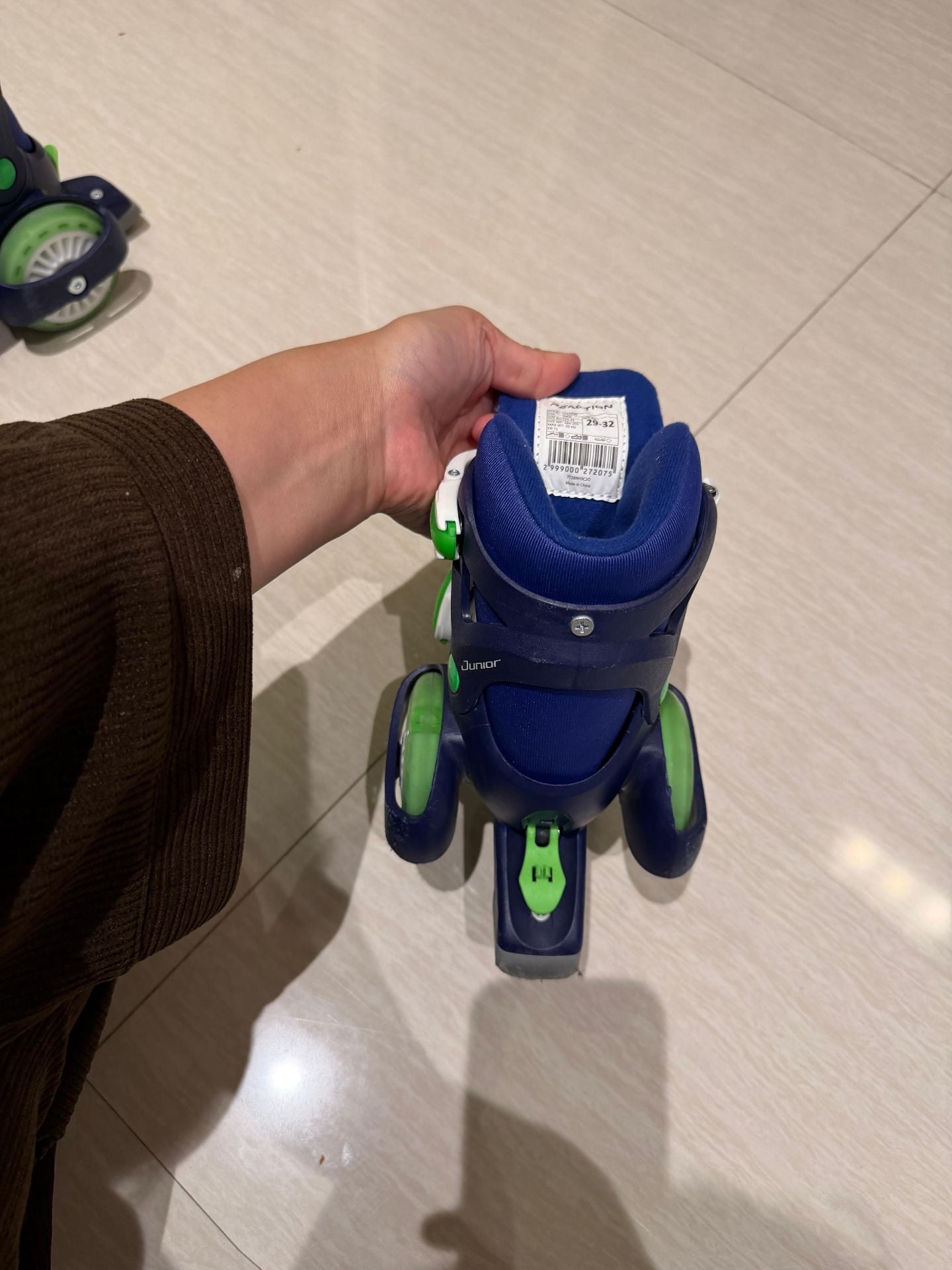 Skating shoes + protection  - Image 2