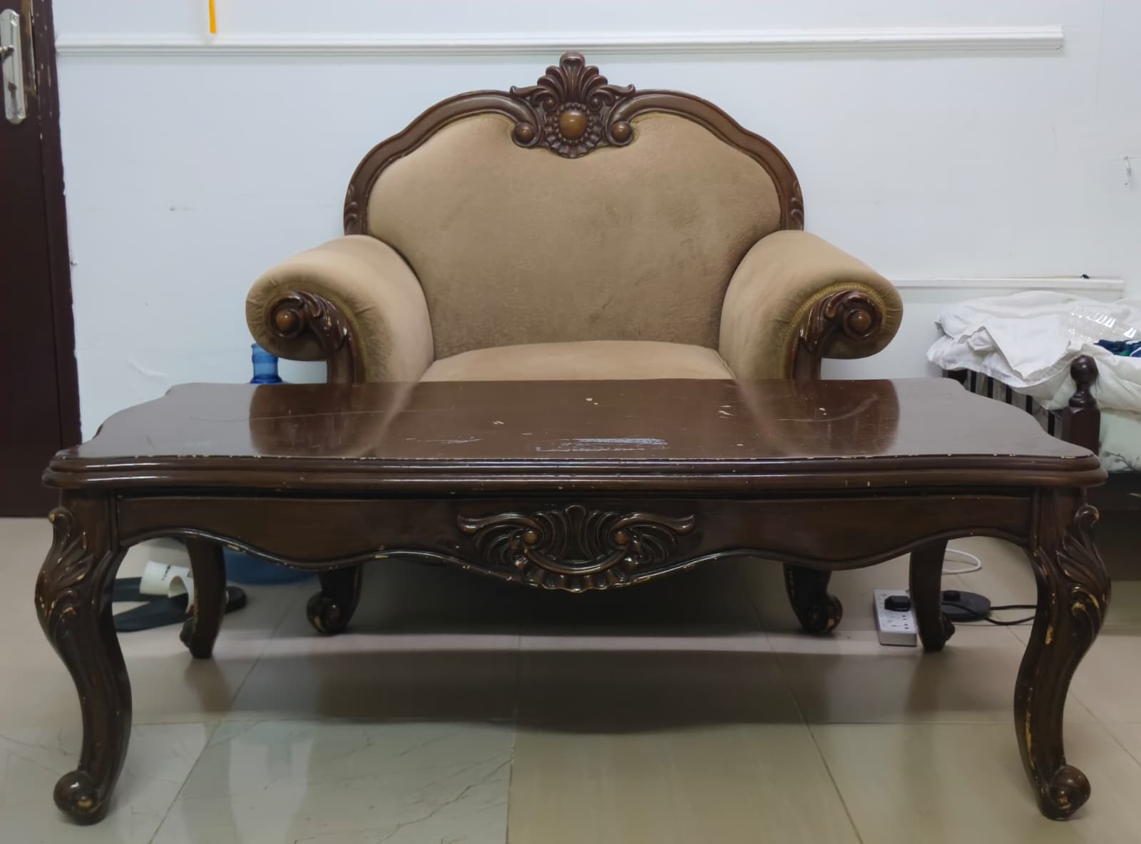 طاولة طعام مع كرسيين، وطاولة قهوة مع كرسيين أريكة - Image 4
